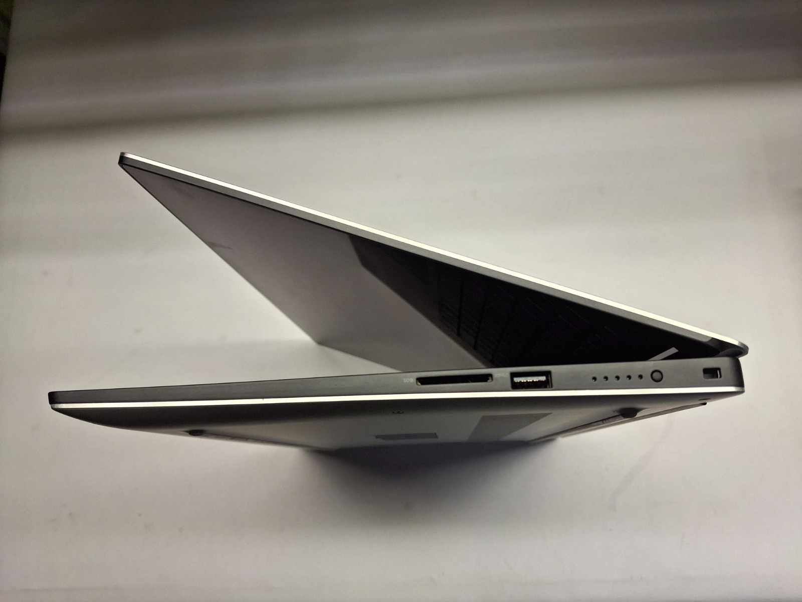 Dell Precision 5530 15.6″ UHD Touch i9-8950HK 32GB Ram 256 SSD P2000 W11P