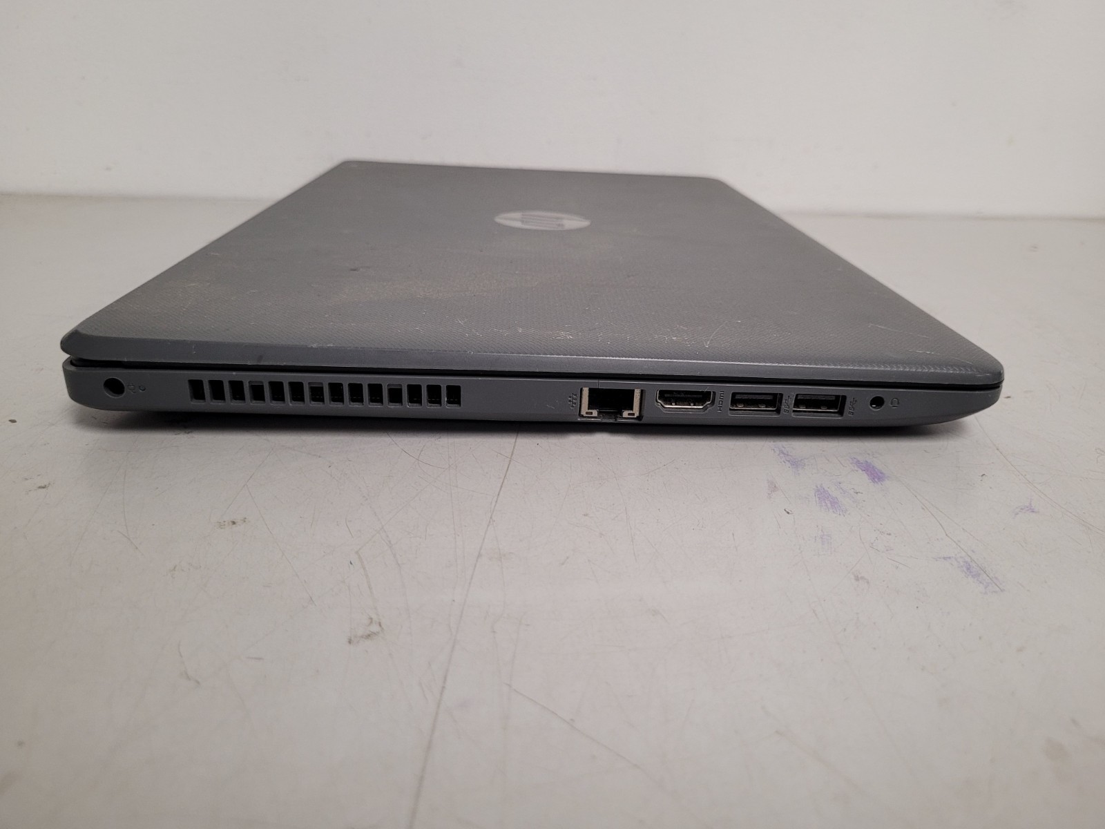 Hp laptop 15- bs0xx 15.6″ i3-7100u 2.4ghz 8gb ram 180gb ssd charger CND7201Q3X