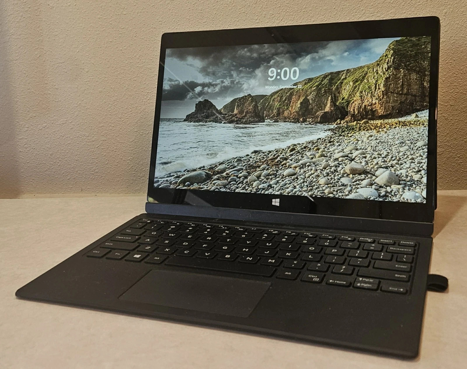 Dell Latitude 7275 12.5″ Intel m7-6 8GB RAM 256 SSD Win 11 Pro