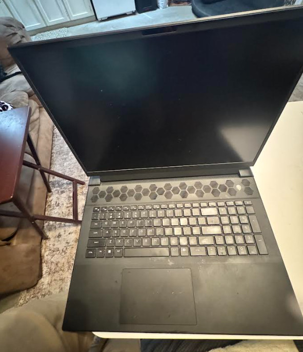 Alienware m18 R2, i9-14900HX, RTX 4090, 64GB RAM, 4TB SSD, 2K 165Hz