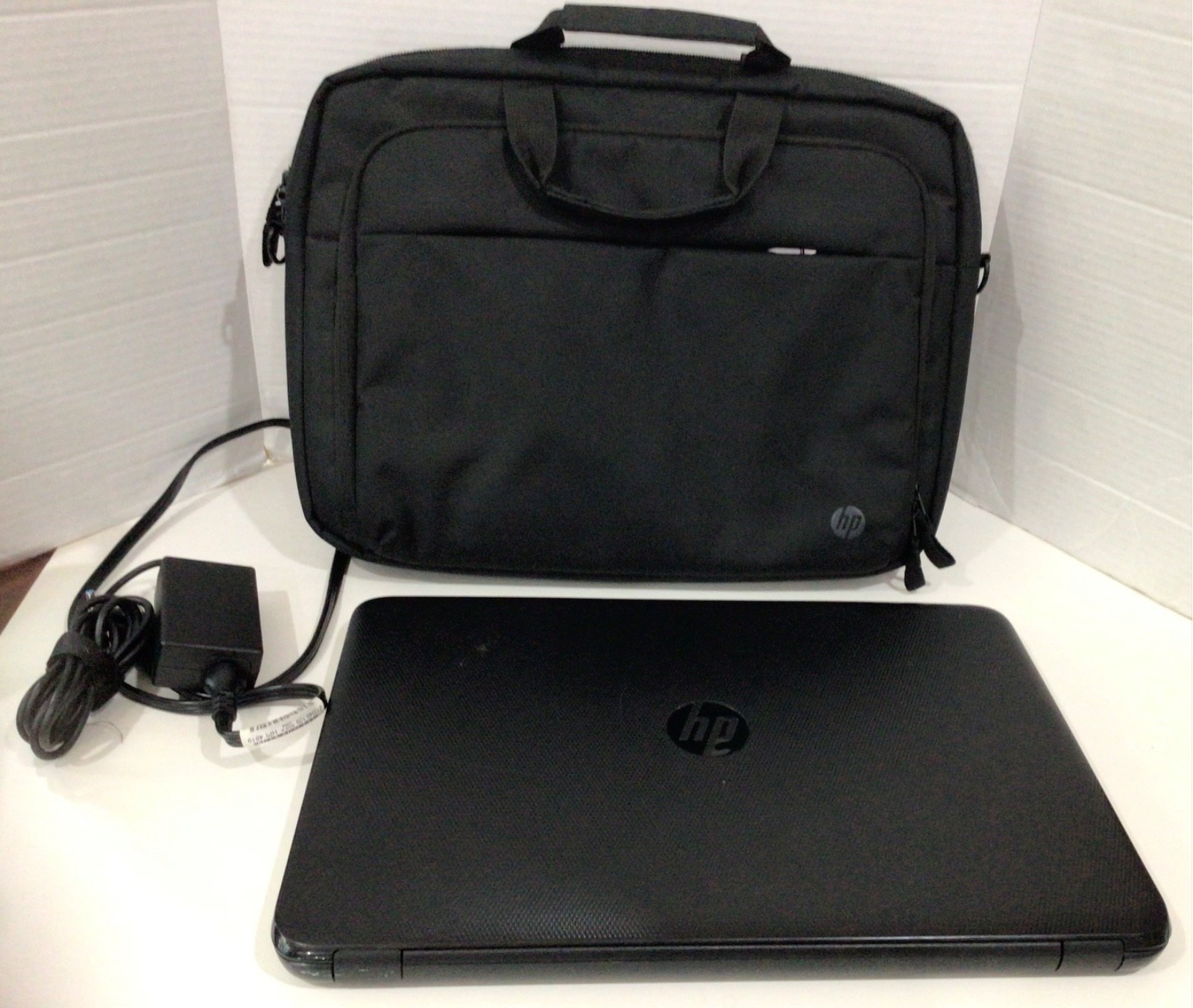HP 15-af131dx Notebook AMD A6-5200 APU 4GB 500GB with Adapter & HP Soft Case