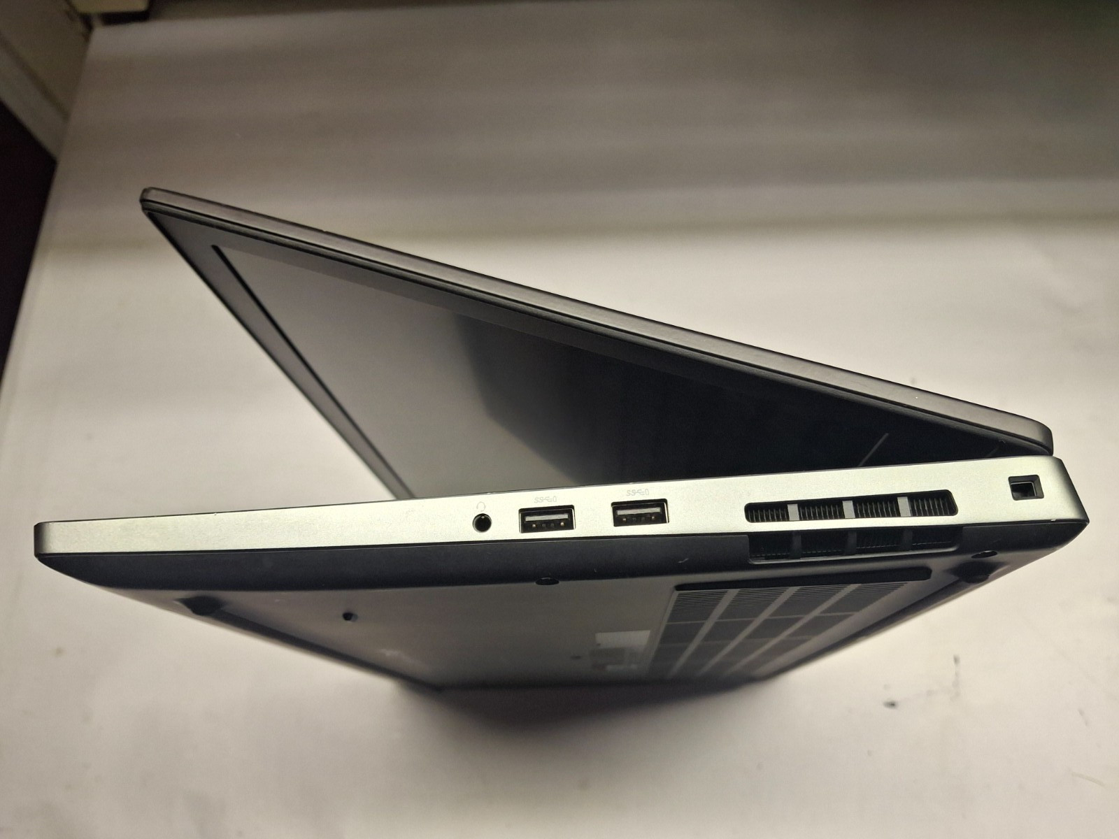 Dell Precision 7530 i7 8850H @ 2.60 GHz 256GB SSD 32 GB 15.6″ FHD Win 11 Pro