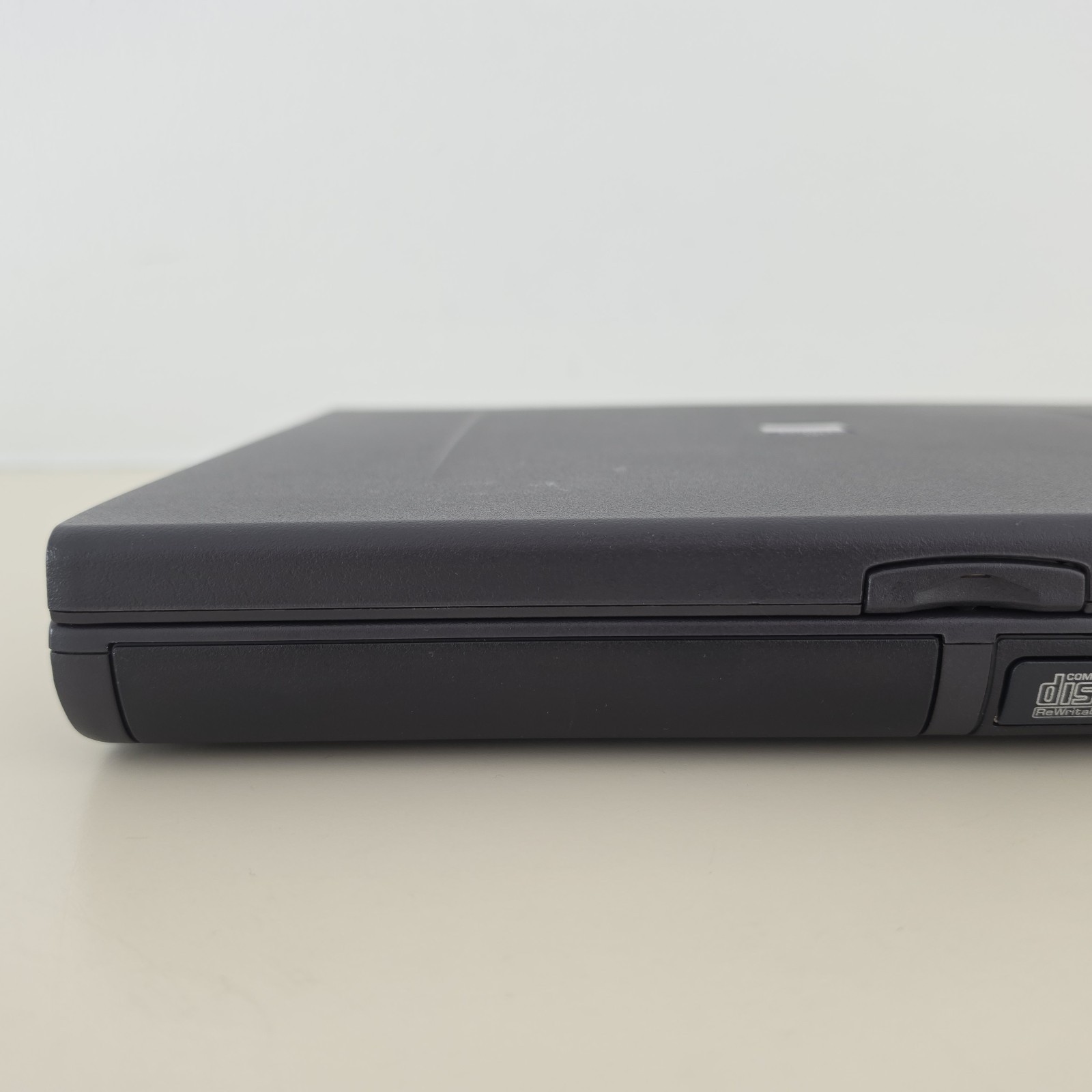 RETRO 14.1″ VINTAGE DELL Latitude CPt C4000GT Laptop – 64MB RAM – 4.86GB HDD