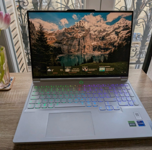 Lenovo Legion 7 16IRX9 White Gaming Laptop (2024, RTX 4060, 240Hz, Qwerty RGB)
