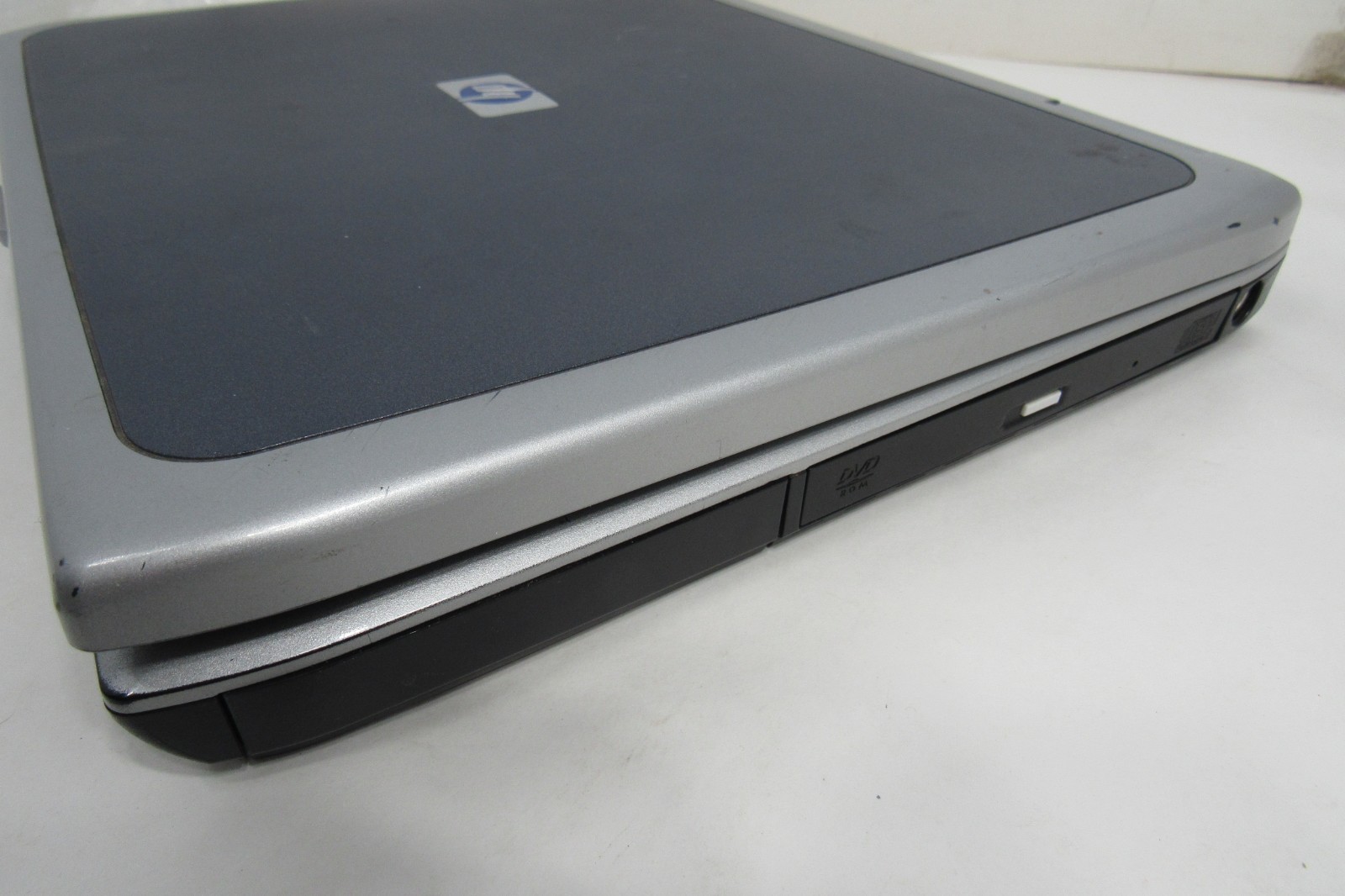 HP Laptop Pavillion ZE4400 Powers On WIndows XP Includes Power Cable