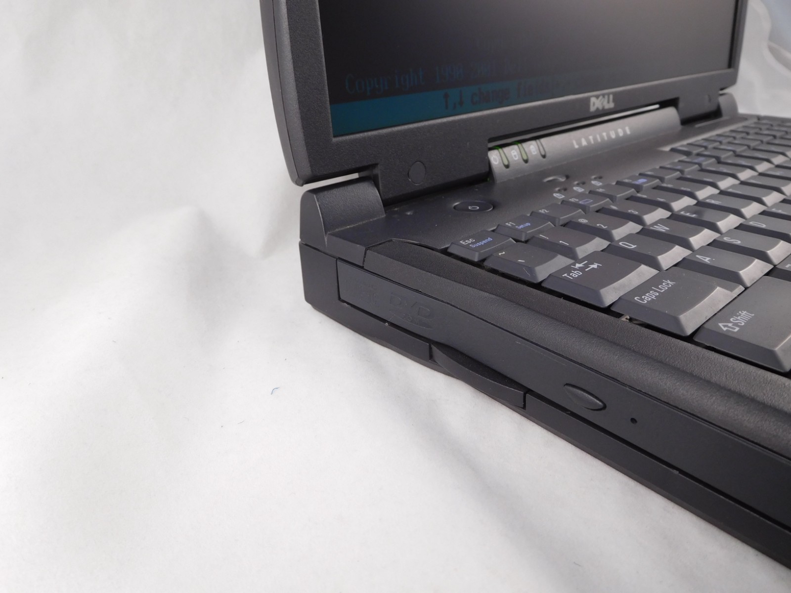 Dell Latitude C800 Pentium III 850Mhz 128MB 20GB 15″ Bad Battery No OS