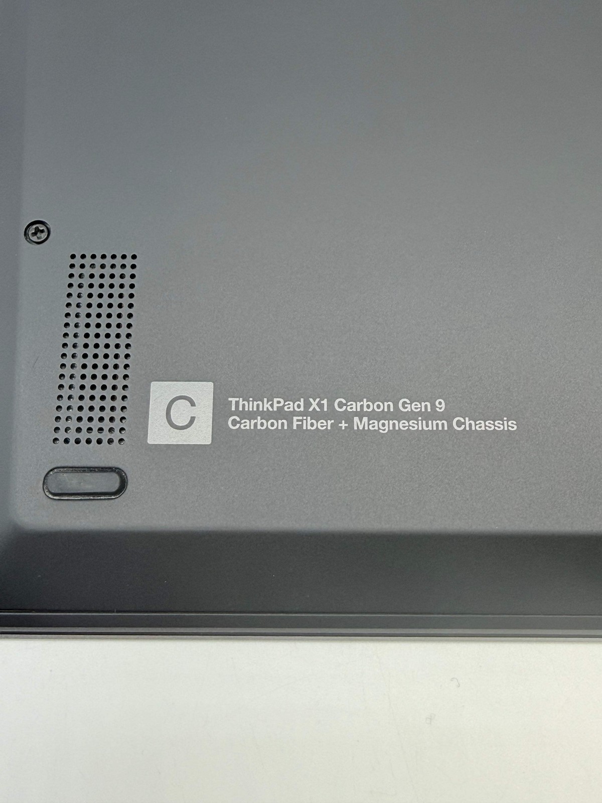 Lenovo ThinkPad X1 Carbon Gen 9 14″ Core i7 16GB RAM 512GB Black w/ Charger