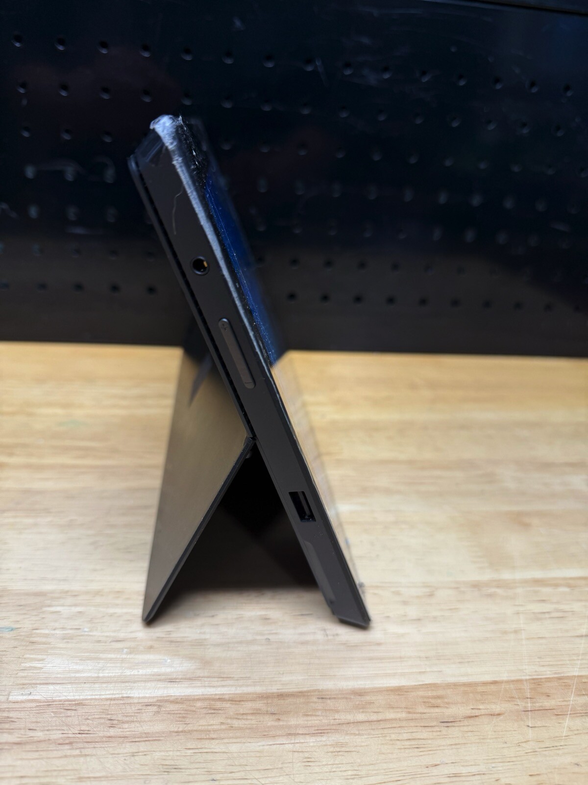 10.6″ Surface Pro Intel i5-3317U @ 1.7GHz / 4GB RAM / 64GB SSD / Cracked Screen