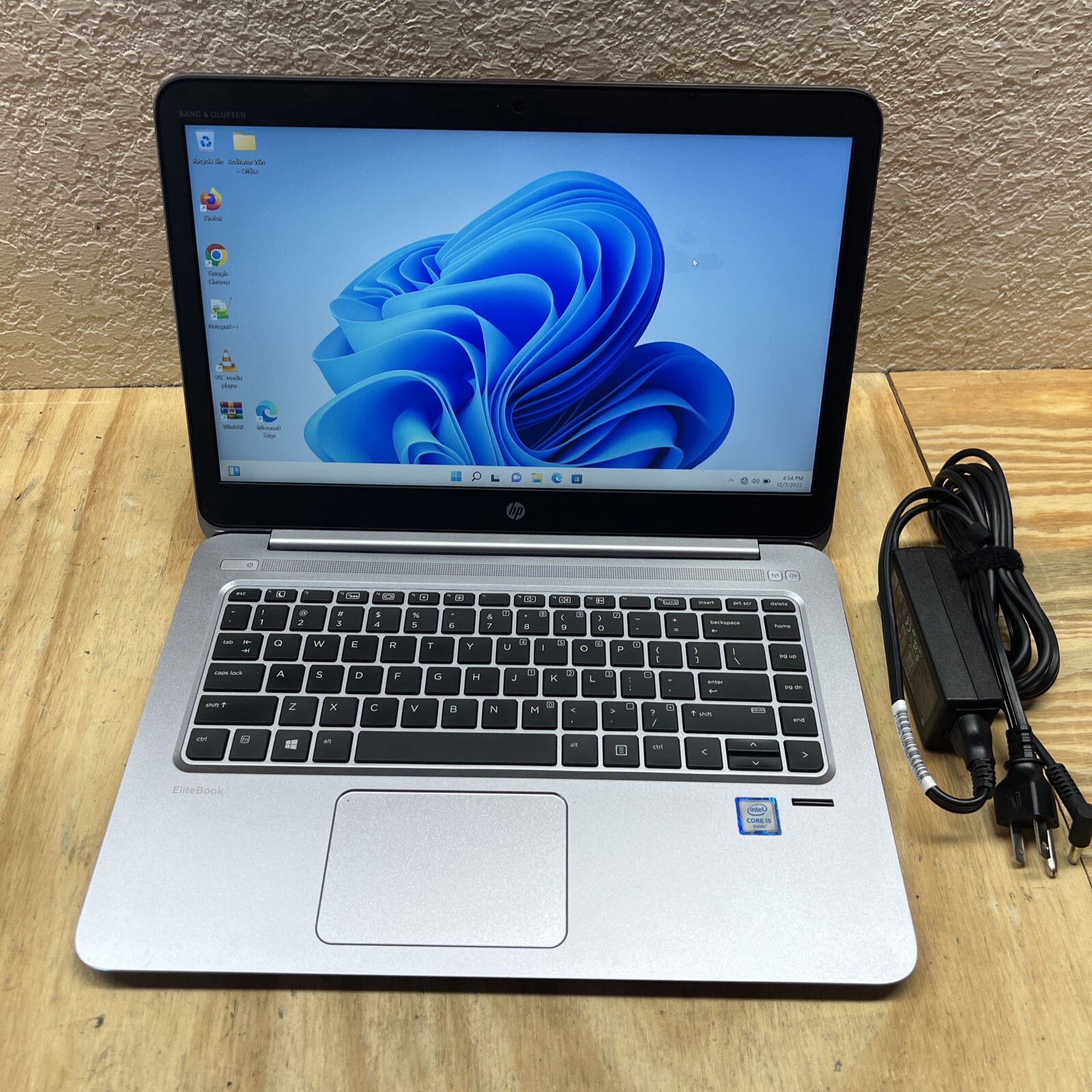 HP EliteBook Folio 1040 G3 Laptop – i5 2.3GHz 8GB 256 GB SSD Windows 11,office