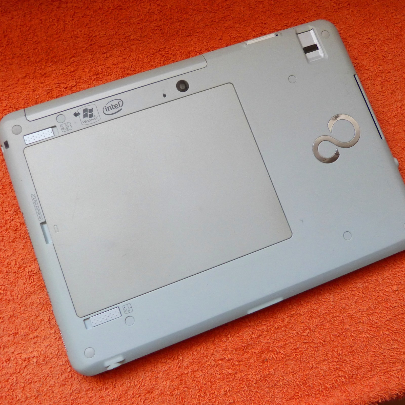 Fujitsu Q550 Convertible Tablet PC 10″ TOUCHSCREEN l EXTRAS l Windows 7 PRO