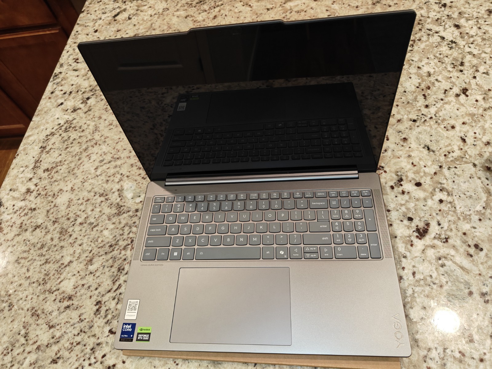 Lenovo Yoga Pro 9i Aura Edition 16″ 2.8K 120Hz OLED TOUCH Ultra 9 32GB 1TB SSD