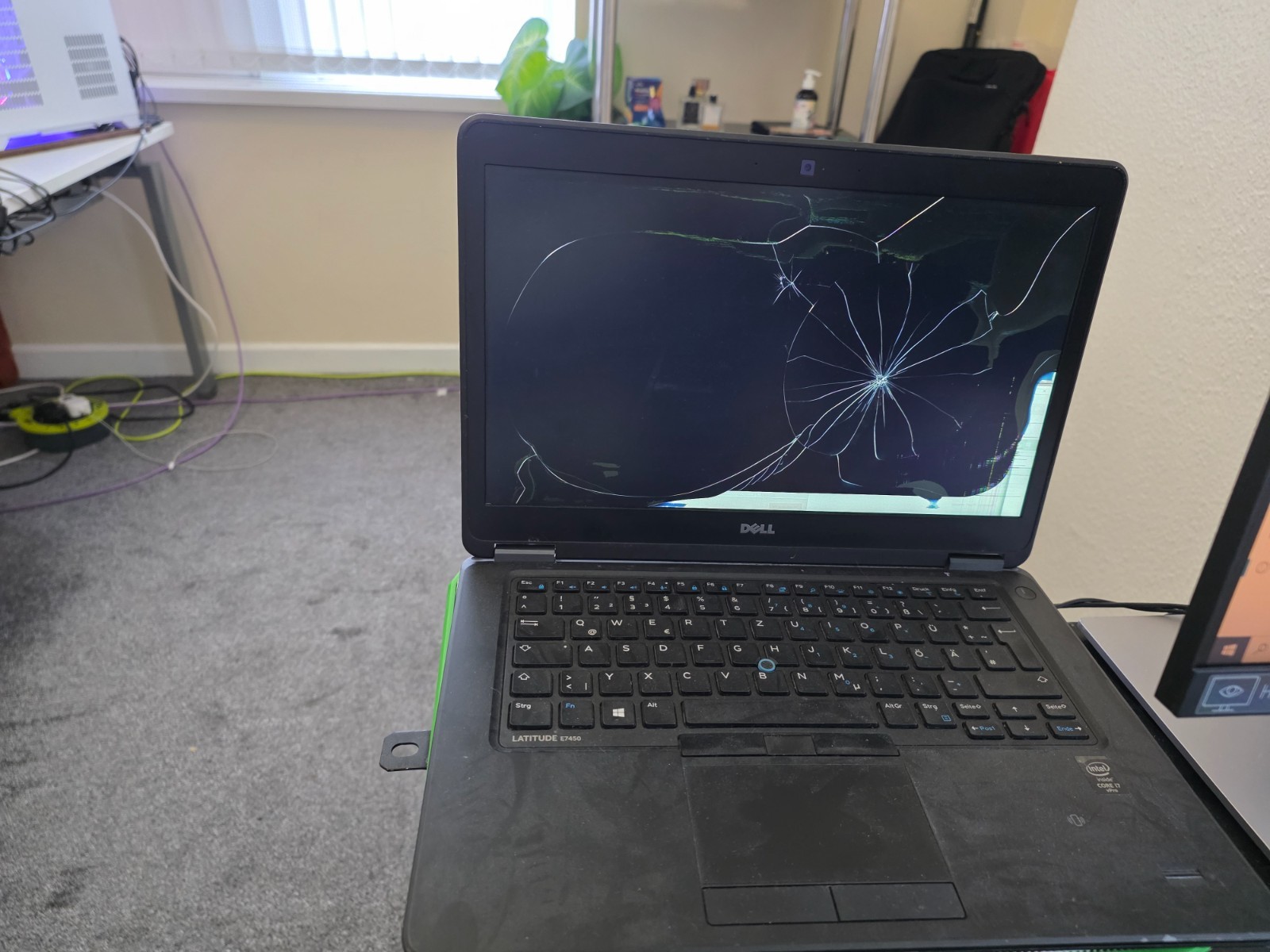 Dell Latitude 14 7450 (1TB SSD, Intel Core i7-5600U, 2.6GHz, 16GB) Laptop-Black