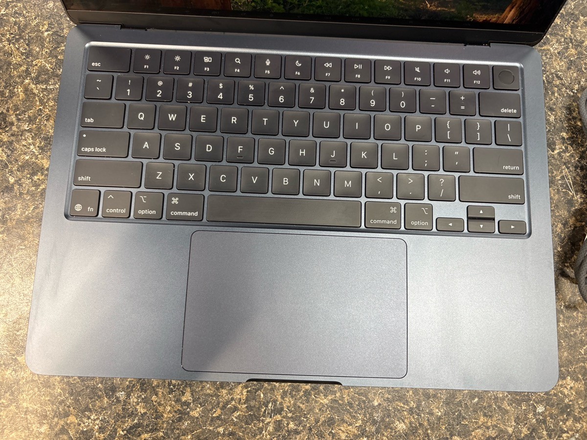 APPLE MACBOOK AIR A3240 LAPTOP OS 13″ 4.5GHZ 16GB RAM 256GB SSD (QUI005077)