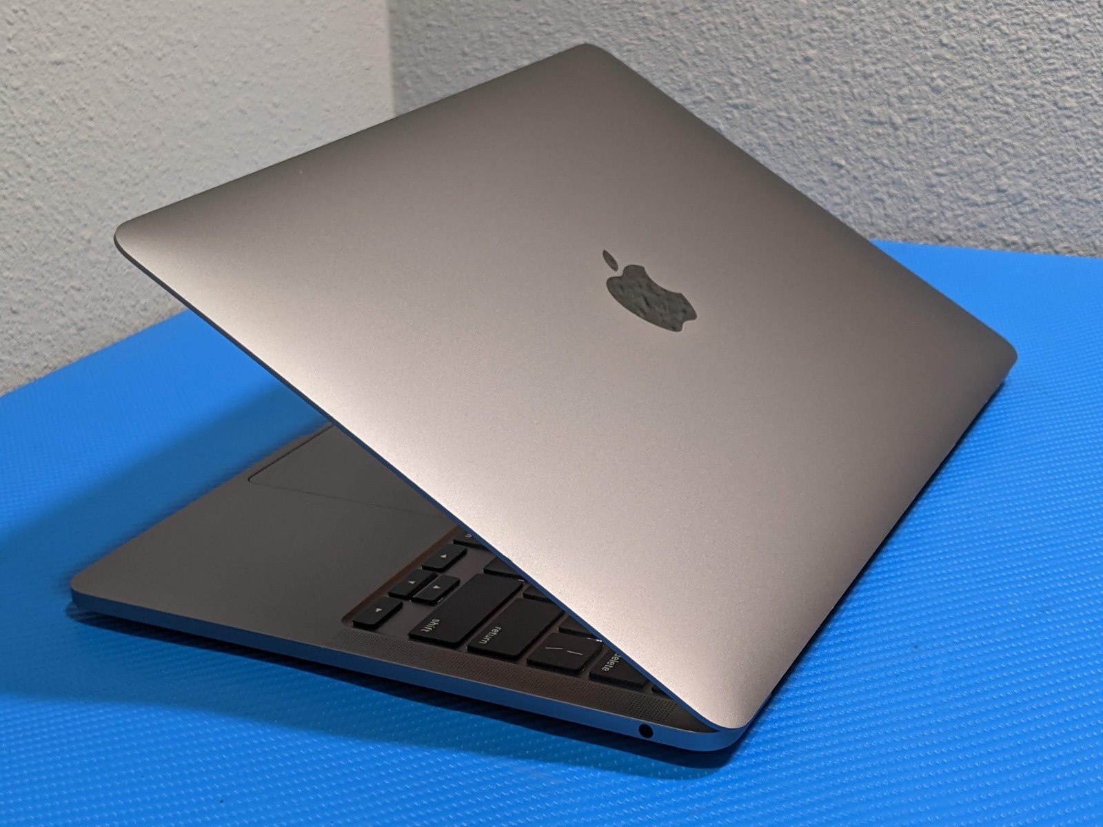 Apple MacBook Pro A2338 (2020) 13.3″ M1 8CPU/8GPU 3.2GHz 16GB 1TB MYDA2LL/A +PA