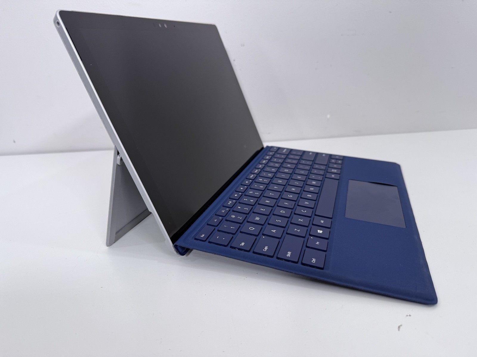 Microsoft Surface Pro 4 i7-6650U CPU @ 2.20GHz 8 GB RAM 256 GB Win 10 Pro