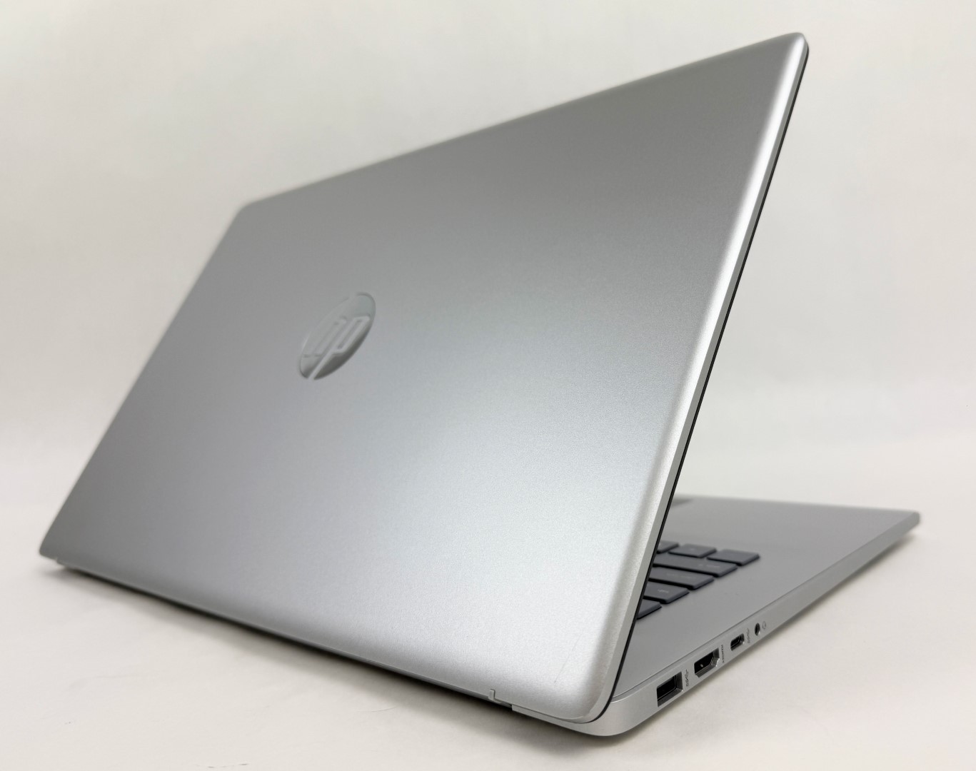 HP 17-cp3035cl 17.3″ 1600×900 Touch Ryzen 5 7530U 12GB 128GB SSD W11H Laptop