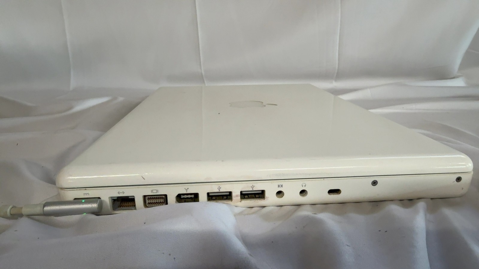 Apple MacBook 2.16GHz Intel Core 2 Duo 2GB DDR2 120GB HDD 13.3″ White