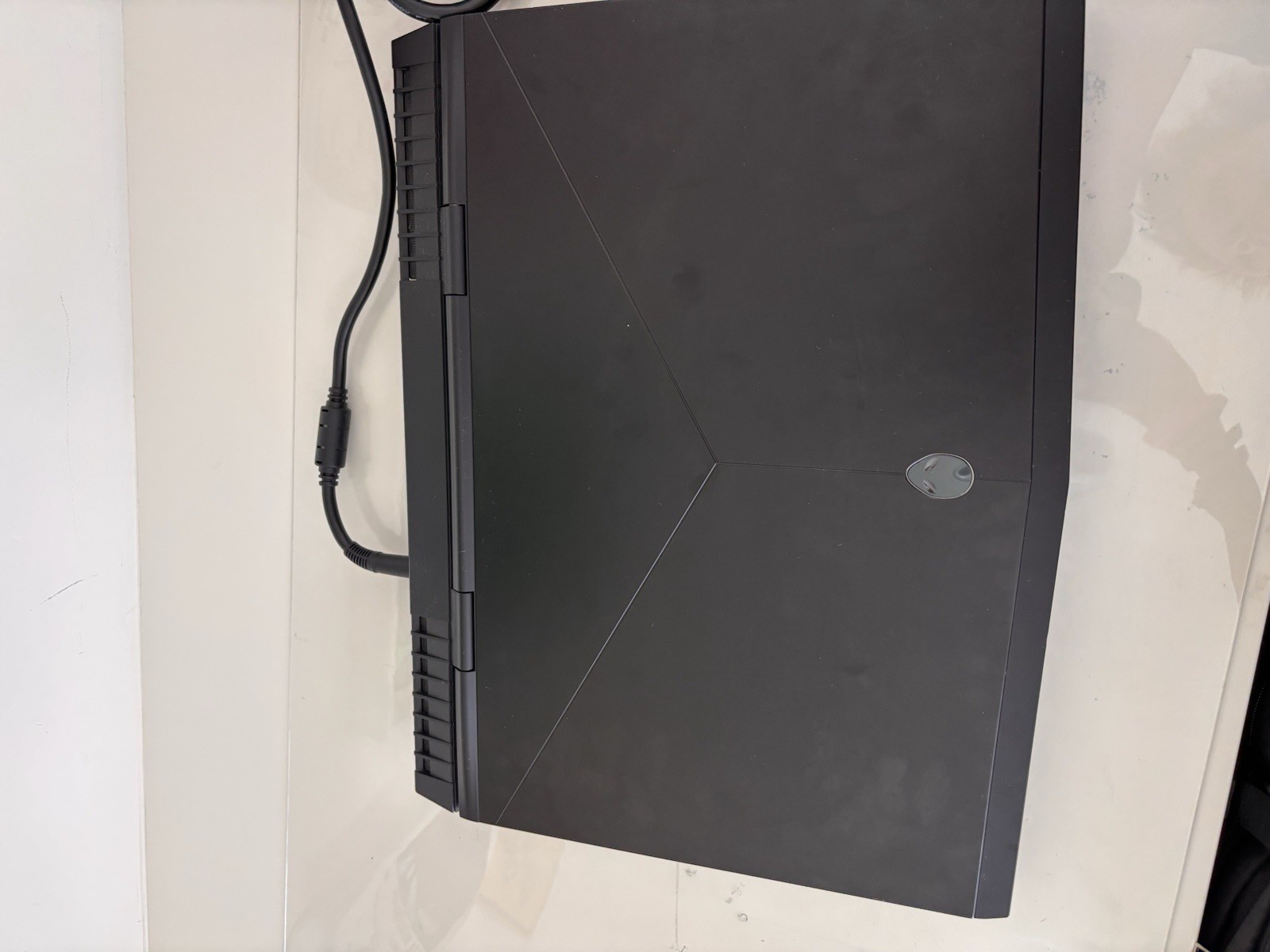 Alienware 17 R5 – i7-8750H – 16GB – GTX 1070 – 1TB HDD / 256GB SSD (CRCKD SCRN)