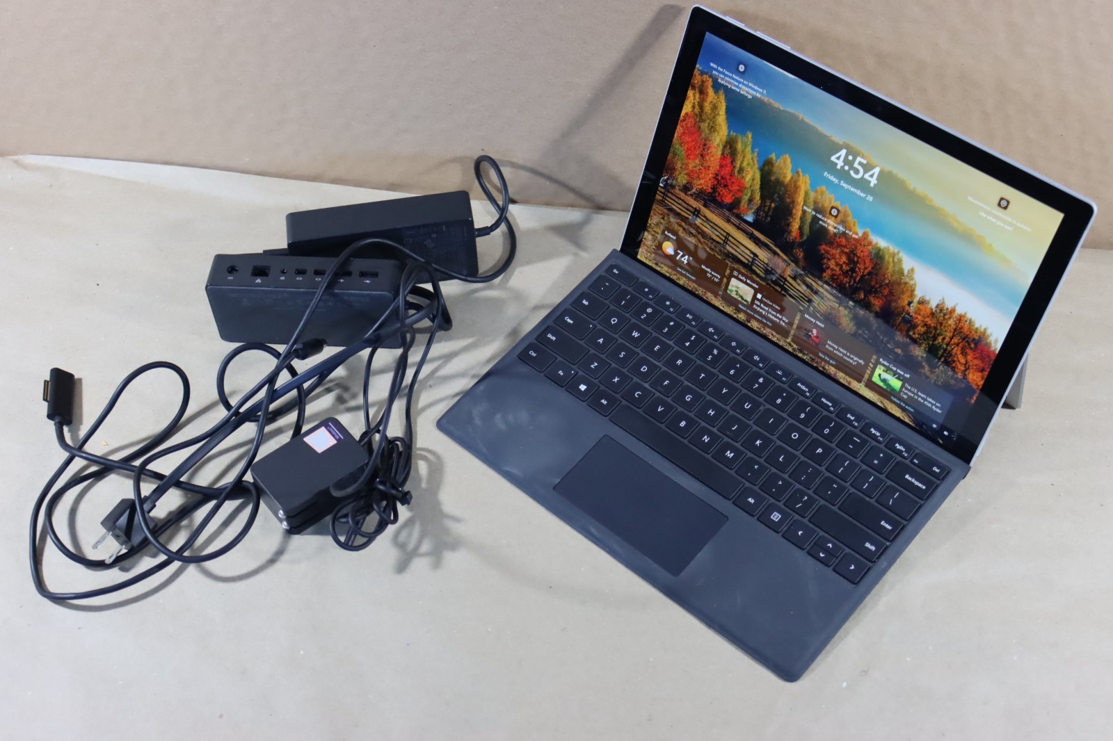 Microsoft Surface Pro 5 i5-7300U 8GB RAM 256GB Wi-Fi + LTE