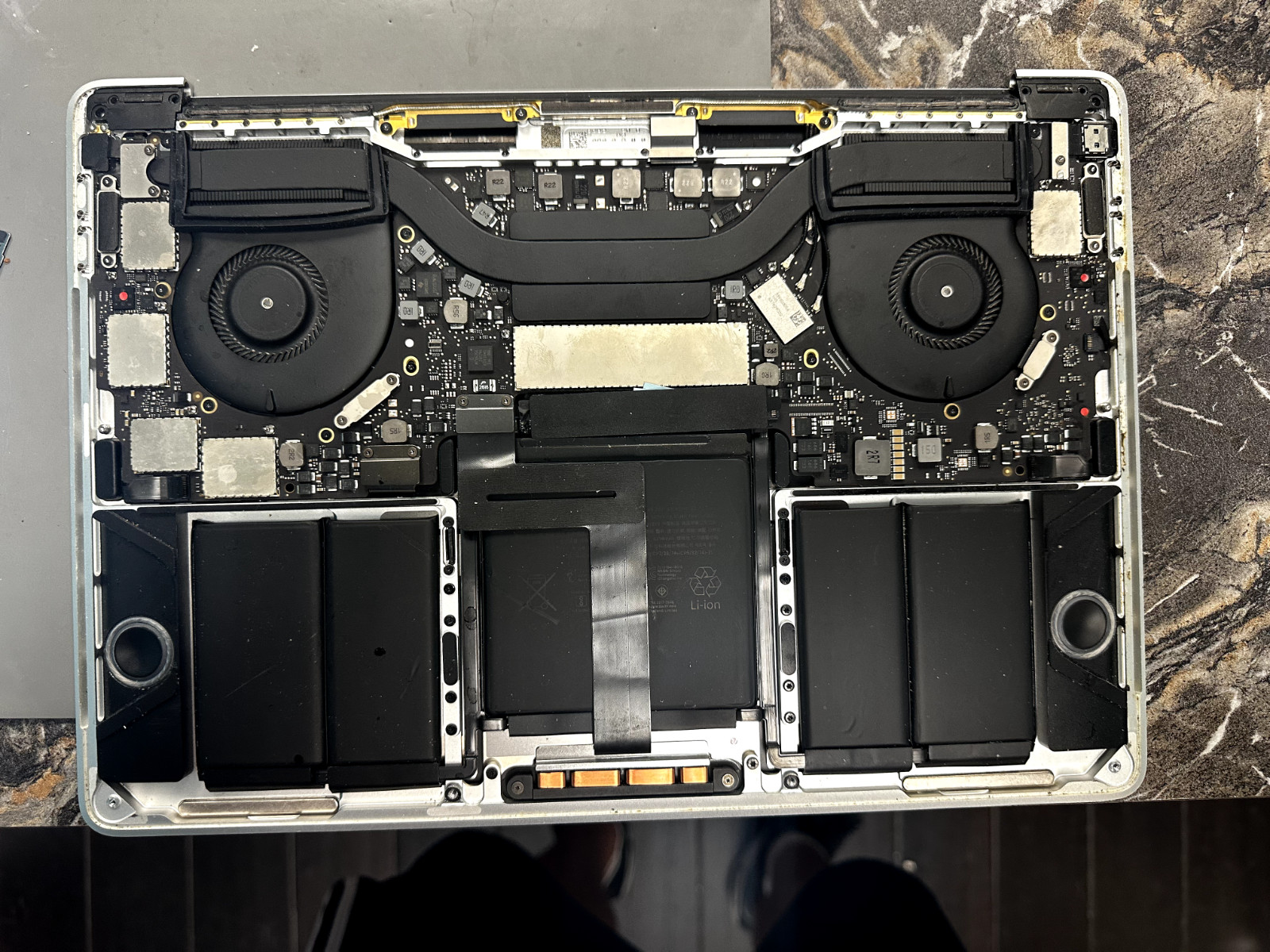 Macbook Pro 2017 A1707 EMC 3162 ⚠️DEAD WATER DAMAGE ⚠️