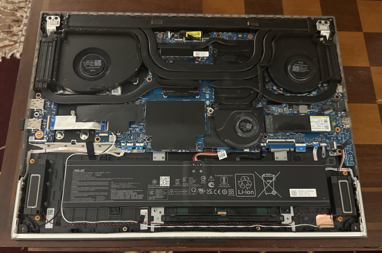 Asus ROG Strix Scar 18 G834JYR-XS98, Core i9 14900HX, RTX 4090, 64GB DDR5, 2TB