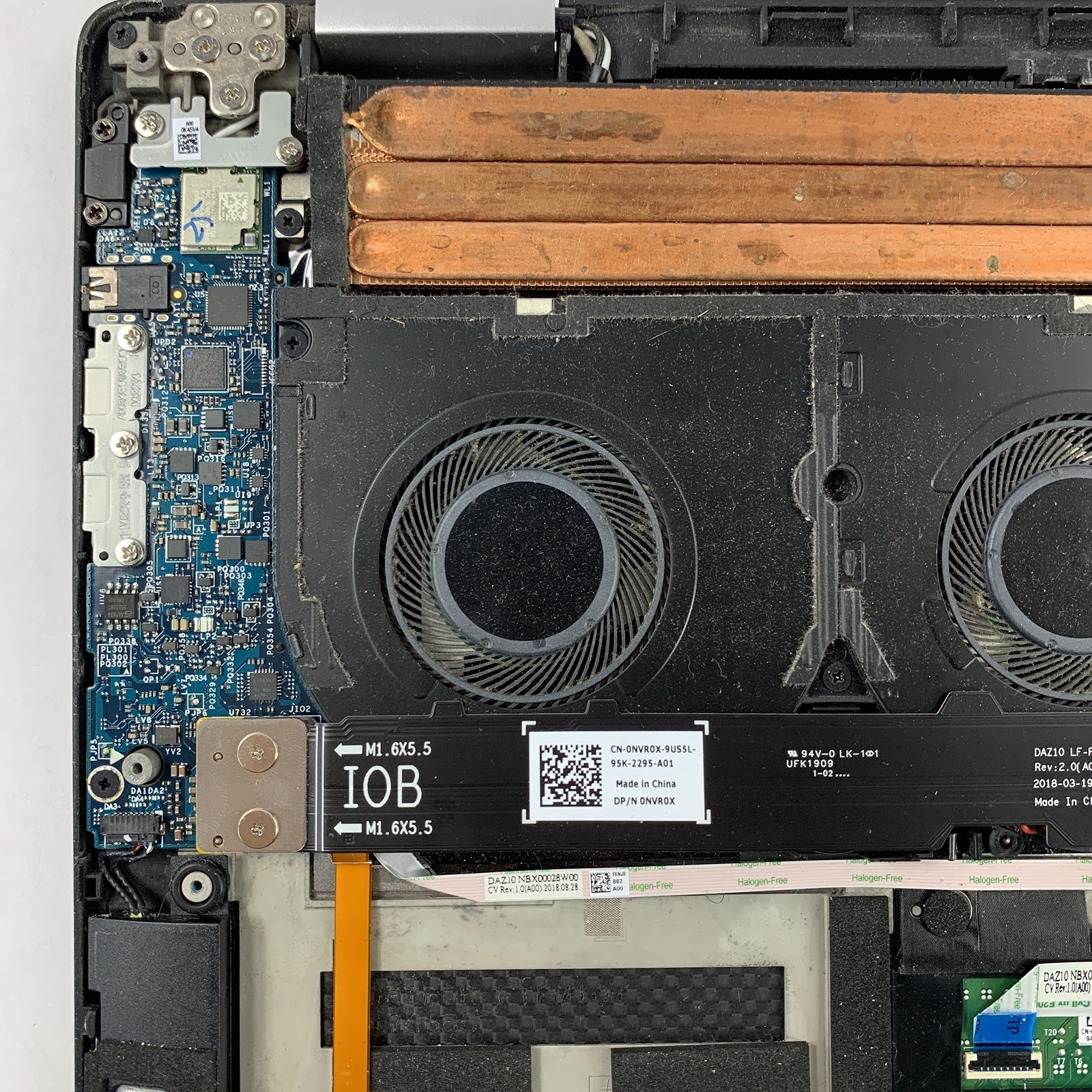 Dell XPS 15 9575 2-in-1 15.6″ i5-8305G 2.80 GHz 8 GB RAM No SSD/OS/AC/Battery