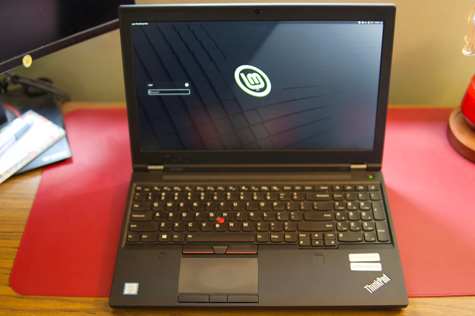 Lenovo ThinkPad P50 15.6″ | i7-6700HQ@2.6GHZ | 24GB RAM | LINUX MINT Pre-install