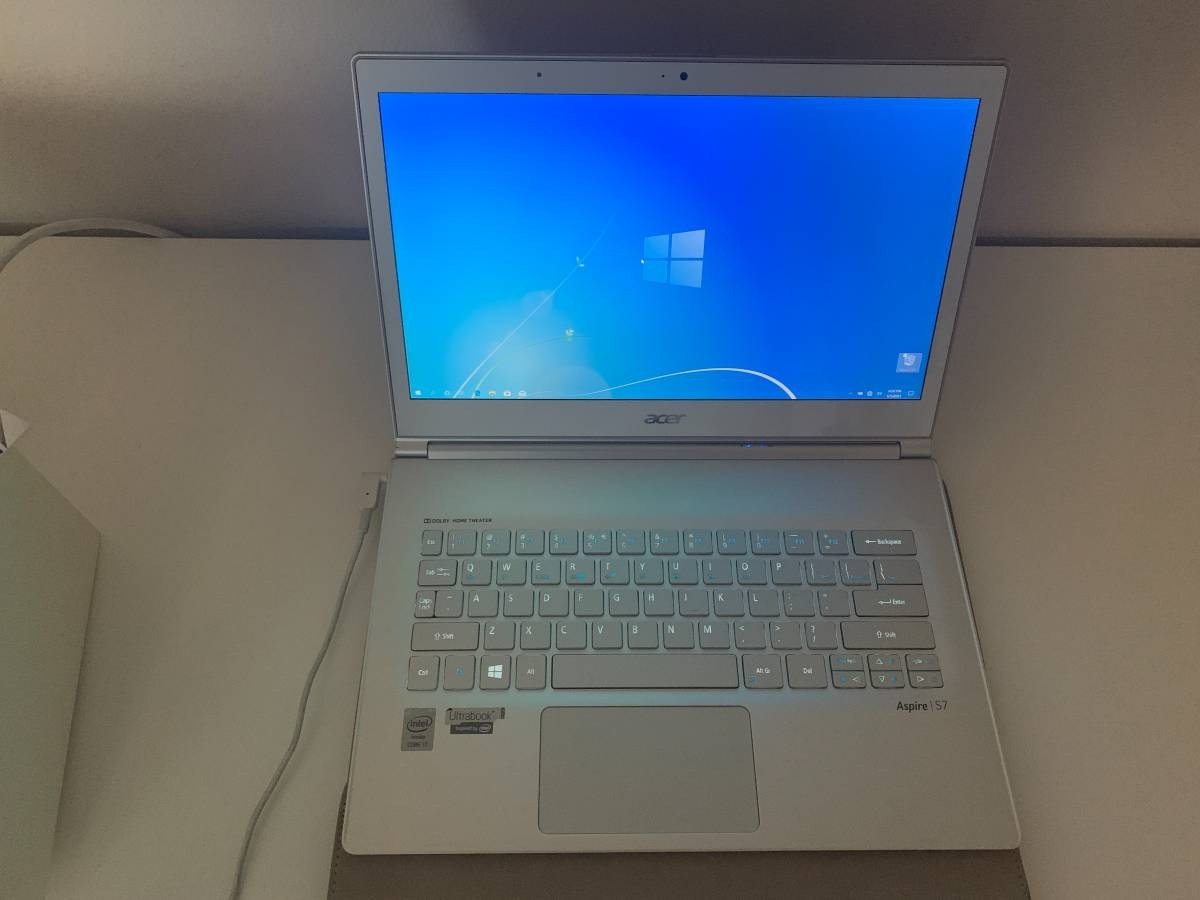 Acer Aspire S7 Ultrabook Laptop with Sleeve *