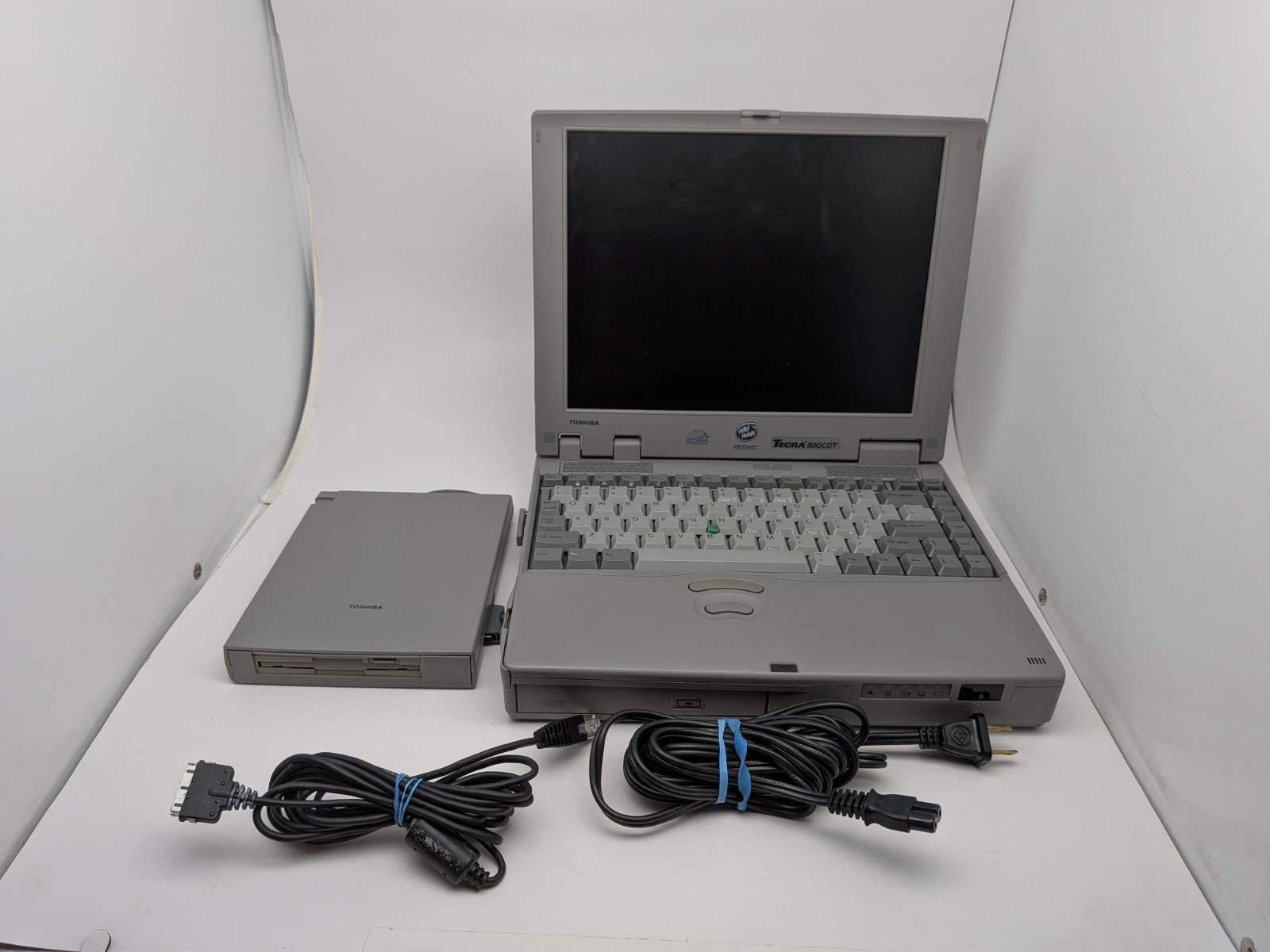 Vintage Toshiba Tecra 500CDT Notebook Computer w/HDD RAM WIN 95 *WORKS*