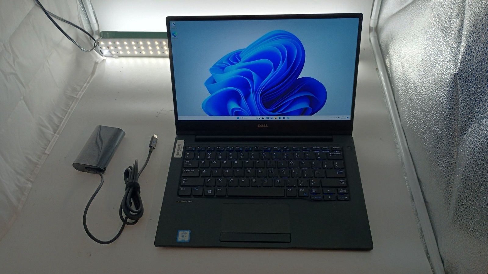 9123Latitude7370w/charger.Core m5-6y57.8GB.256GB NVMe.13.3″QHD+3K Touch.W11.Nice