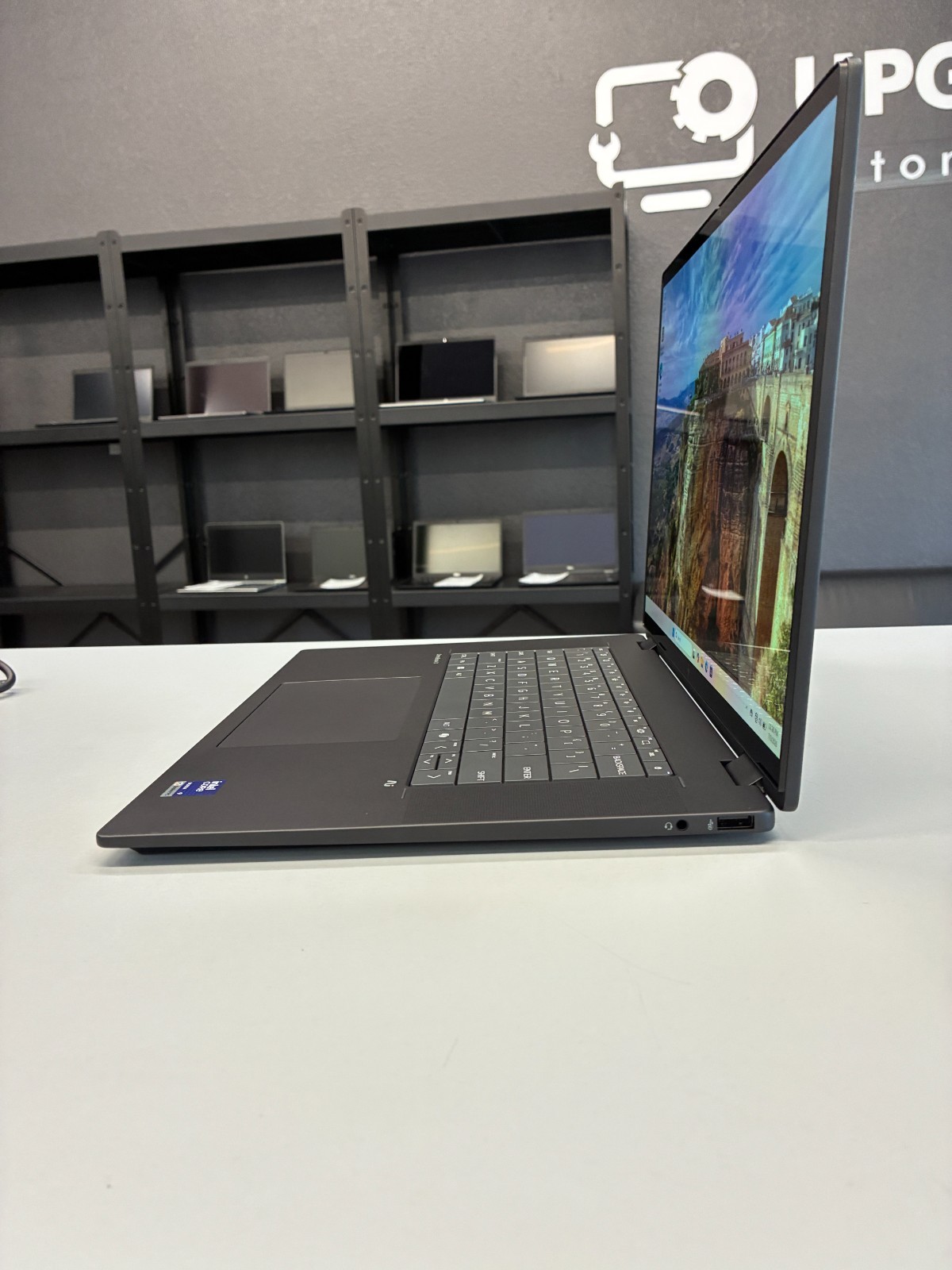 HP OmniBook X Flip 16 16″ (3K,OLED) Ultra 9 288V / 32GB RAM / Arc 140V / 2TB SSD