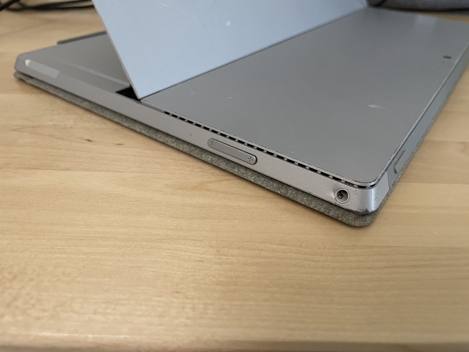 Microsoft Surface Book Pro 3, 256GB SAMSUNG SSD, Intel i5-4300U CPU, 8GB RAM