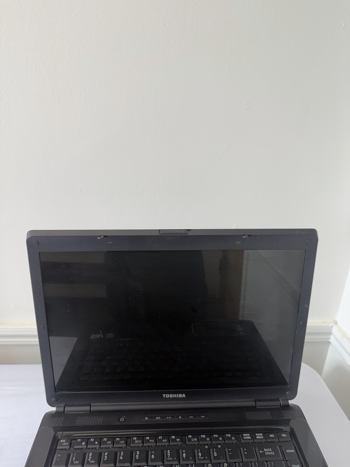 Toshiba Satellite L305-55955 – Good Screen – Intel Celeron 900 – Read Desc