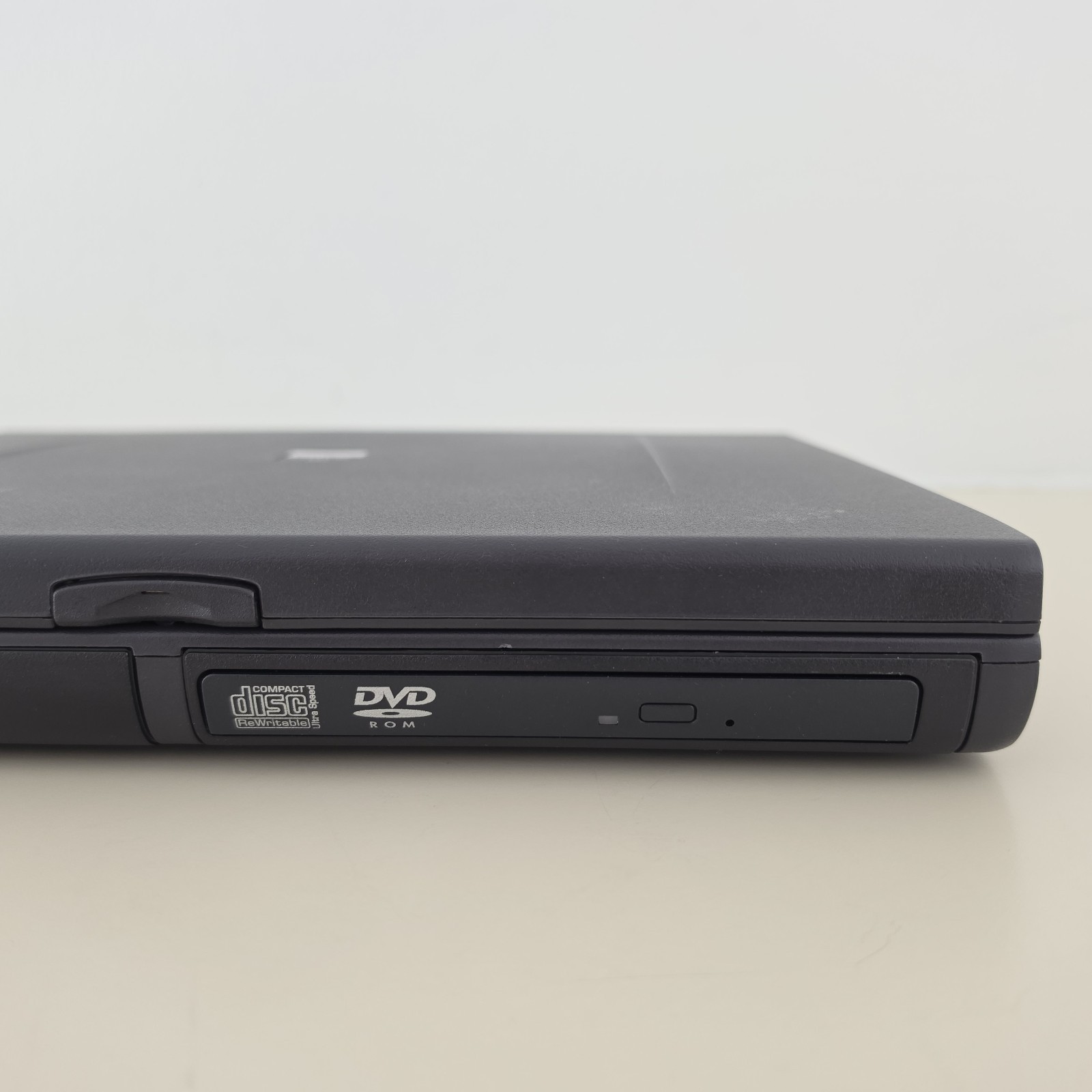 RETRO 14.1″ VINTAGE DELL Latitude CPt C4000GT Laptop – 64MB RAM – 4.86GB HDD