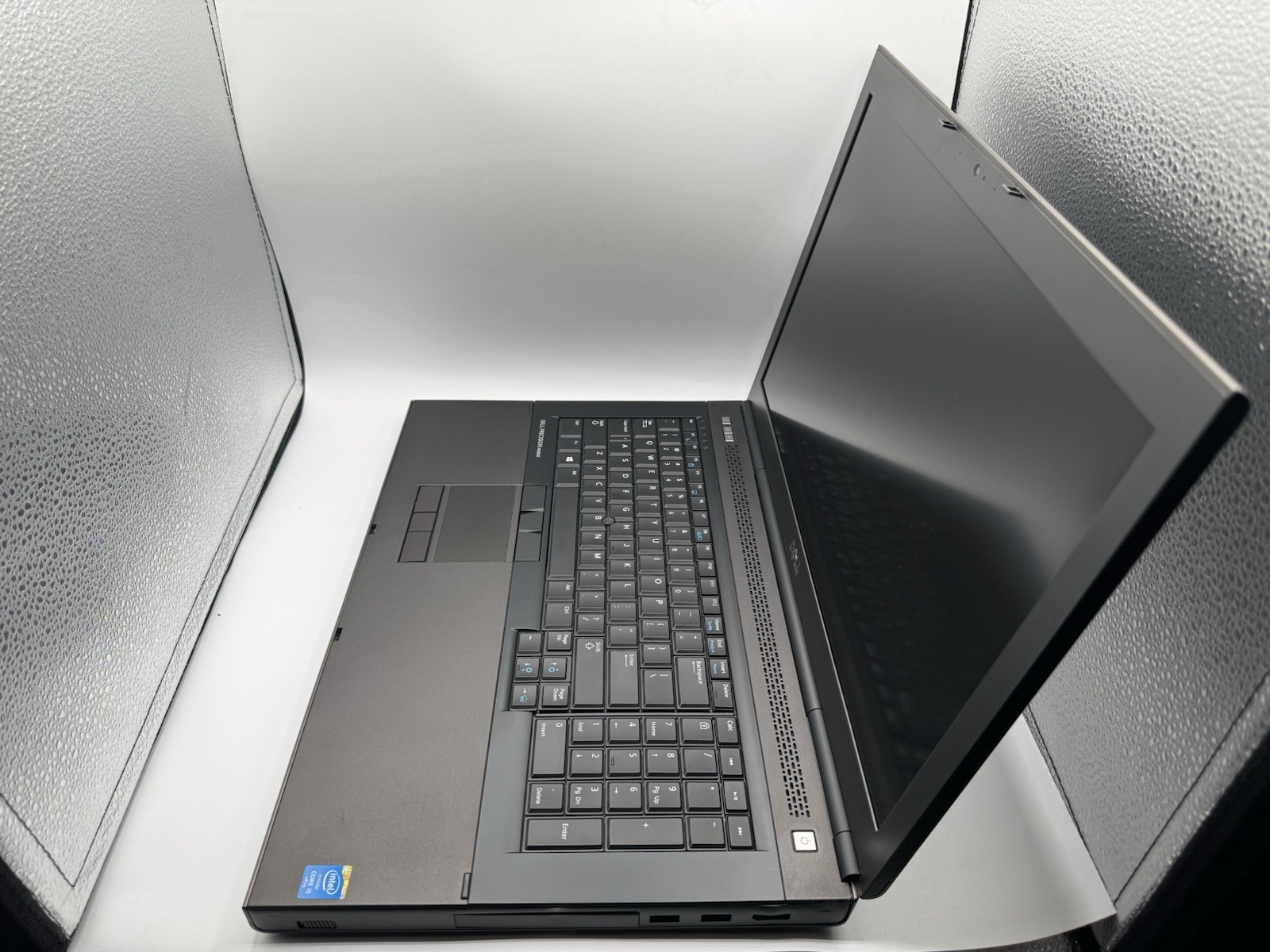 Dell Precision M6800 17.3″ Core i5 4200M 8GB 512GB AMD M6100 Laptop – Good