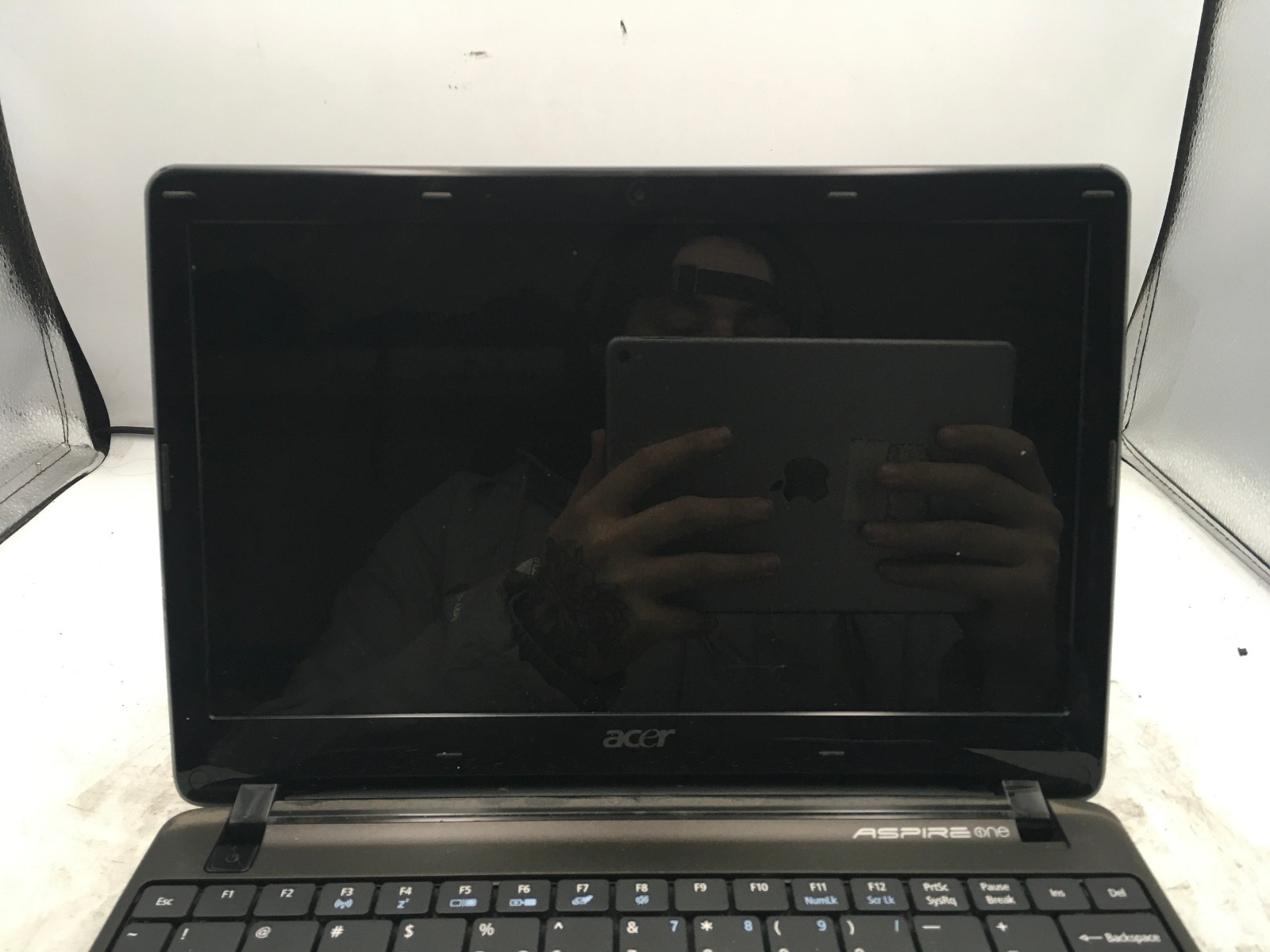ACER ASPIRE ONE 722 -FOR PARTS/NO POWER- AMD C60 – 4GB RAM – 11″ -NO OS-READ- BB