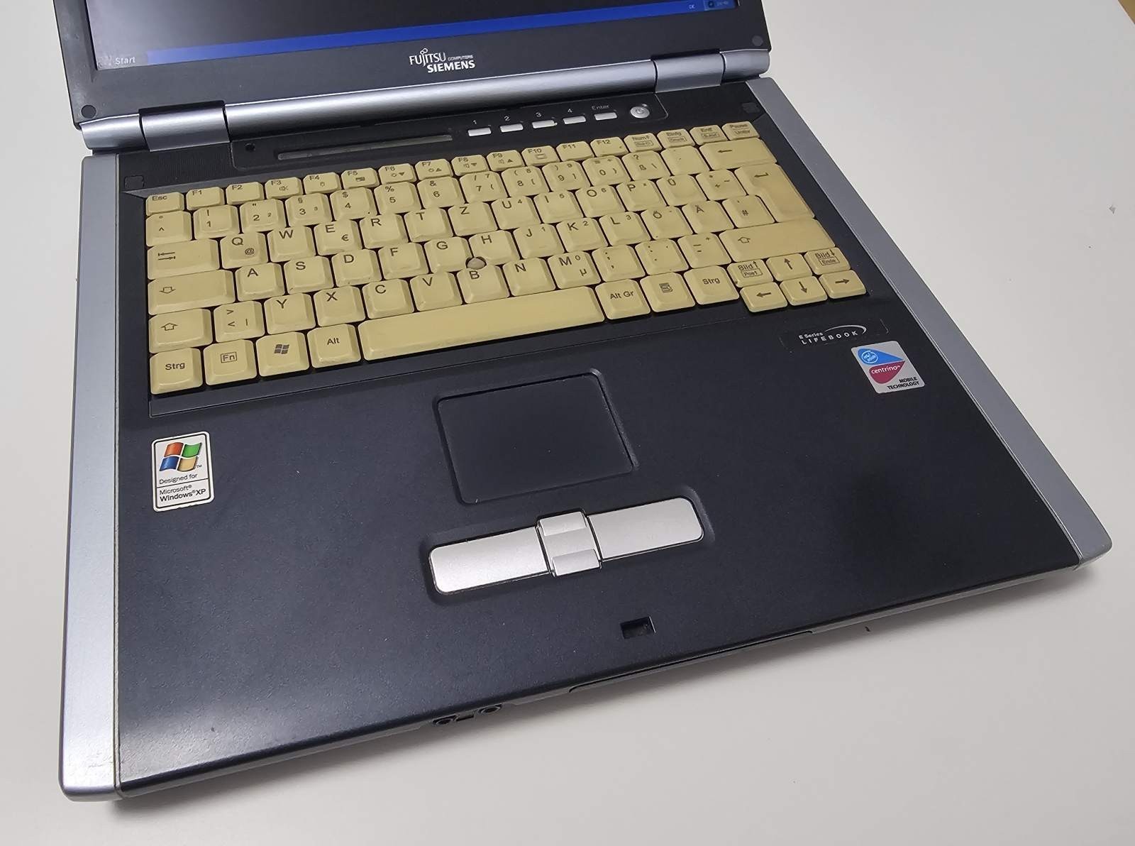 Retro Notebook Fujitsu Siemens E8020 with Windows XP Serial RS232 Parallel