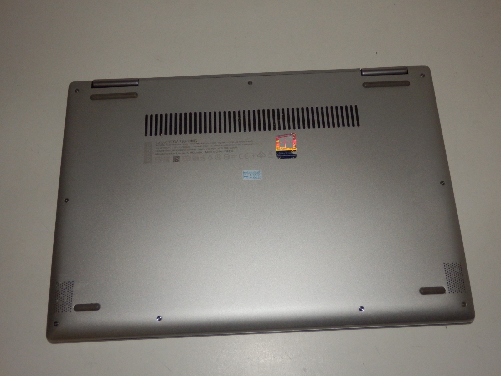 Lenovo Yoga 720-13IKB – Intel i5-8250U, 8GB Ram, No SSD, 13.3″ FHD, Faulty