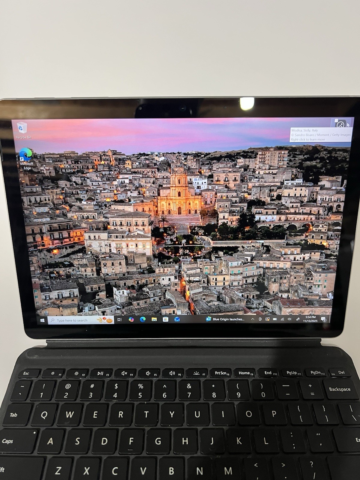 Microsoft Surface Go 1824 128GB, 8GB RAM, Intel Keyboard Stylus Windows 10 pro