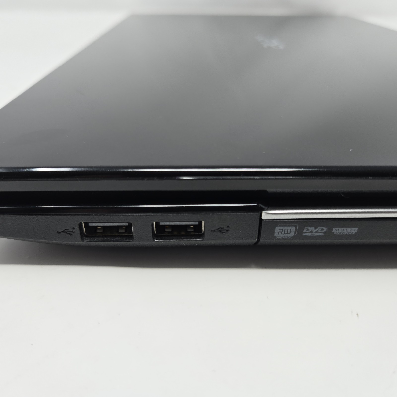 Acer Aspire V3-551-8469 WITH LINUX, AMD A8-4500M, 4 GB MEMORY, 500 GB HDD *READ*