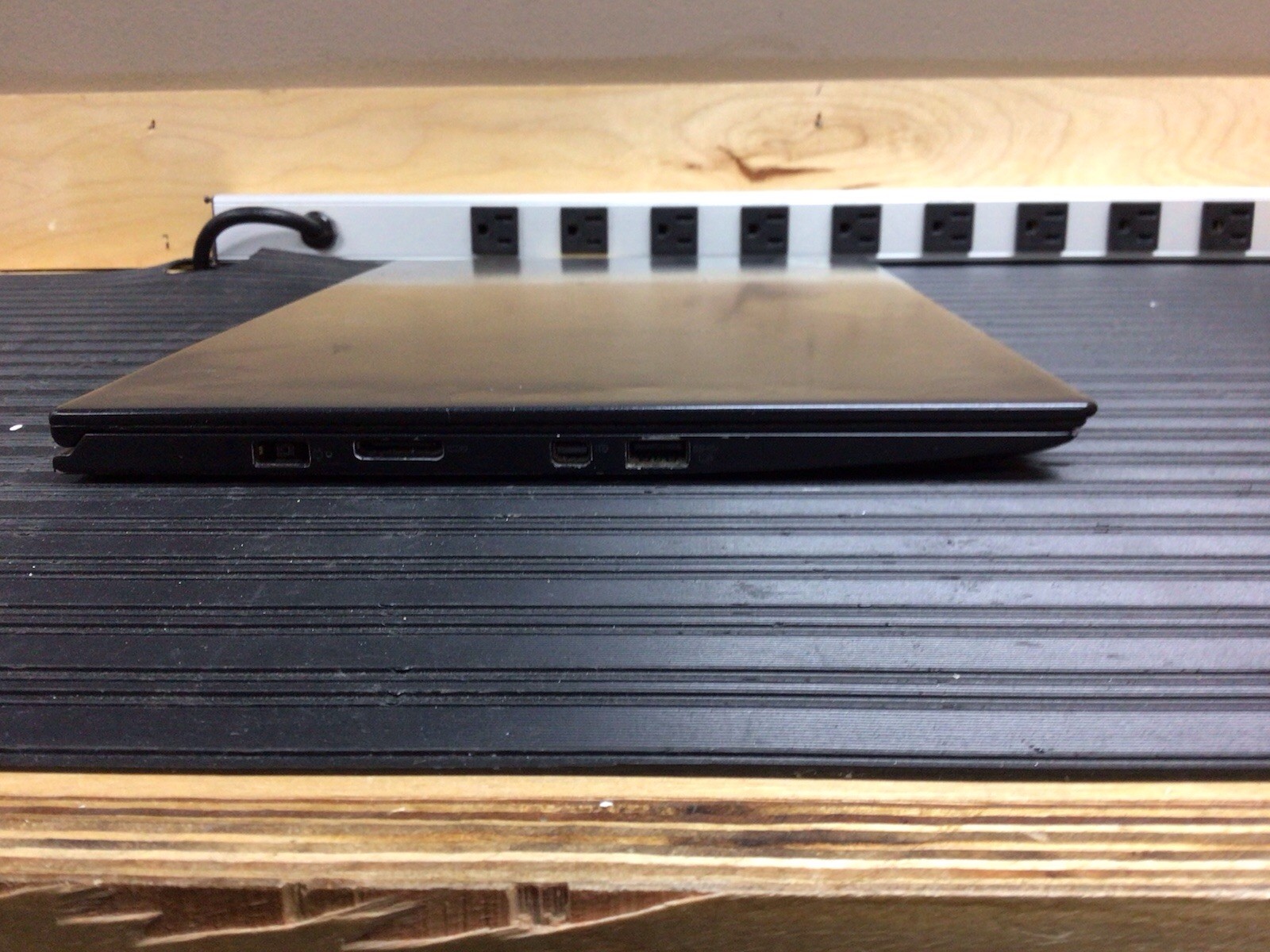 Lenovo X1 Carbon 4th Gen 14″ | i7-6600U@2.6 | 8GB RAM | No Drives/OS