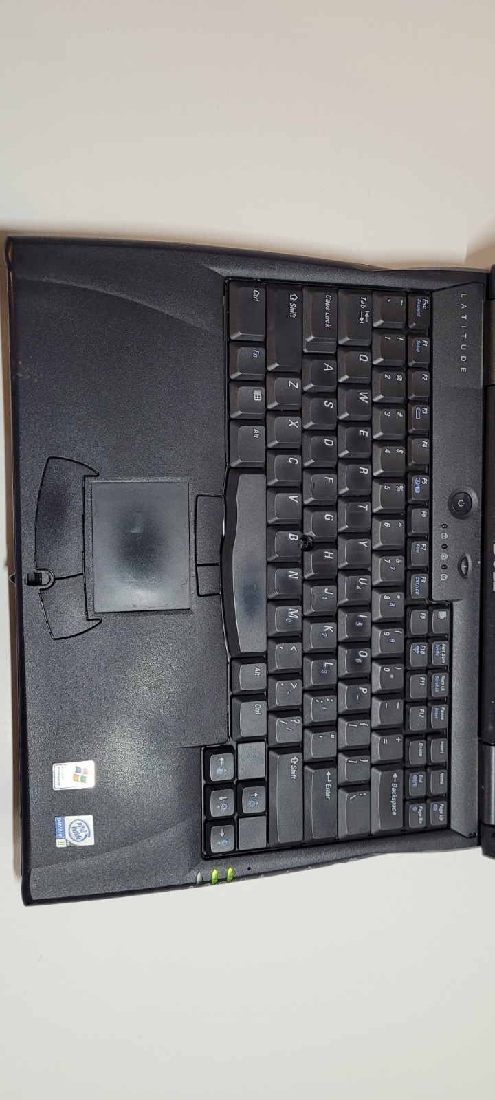 Dell Latitude 1GHz, 256MB, 18.6 GB HHD, BROKEN HINGES