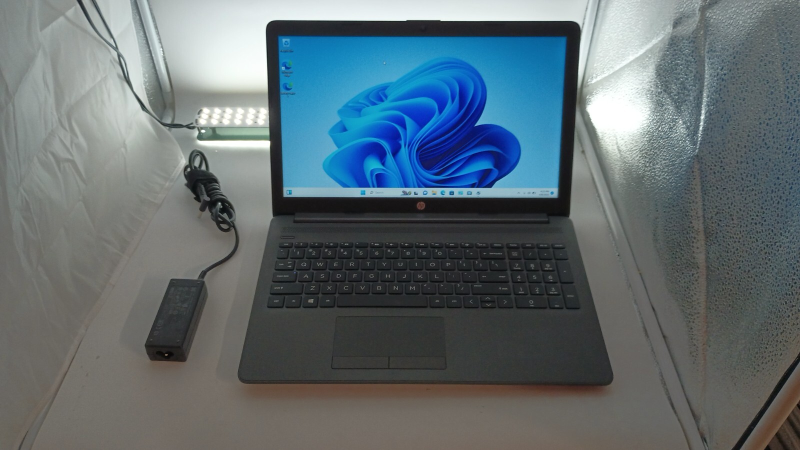 HP255 G7 w/charger (4072).Radeon R4.8GB.256GB M.2.15.6″.Radeon Graphics.W11.Nice