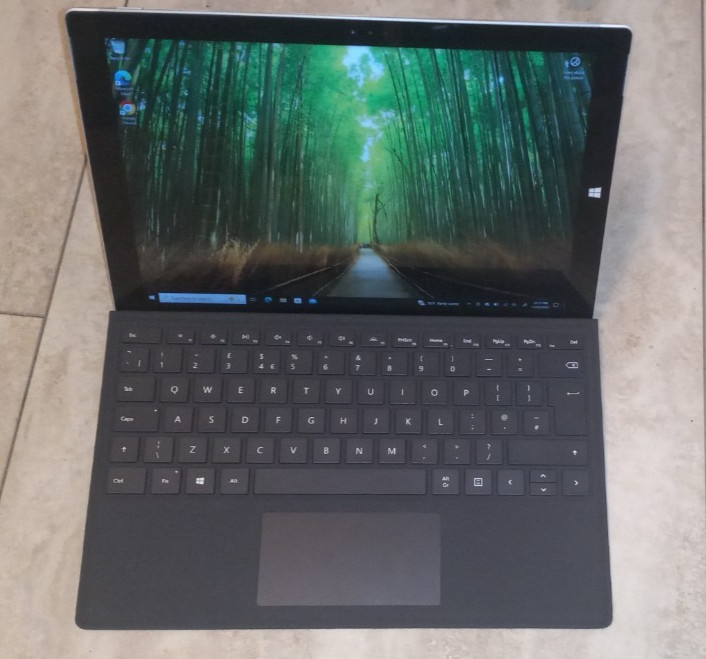 Microsoft Surface Pro 3 with detachable keyboard Intel i5 8GB Ram 256GB SSD