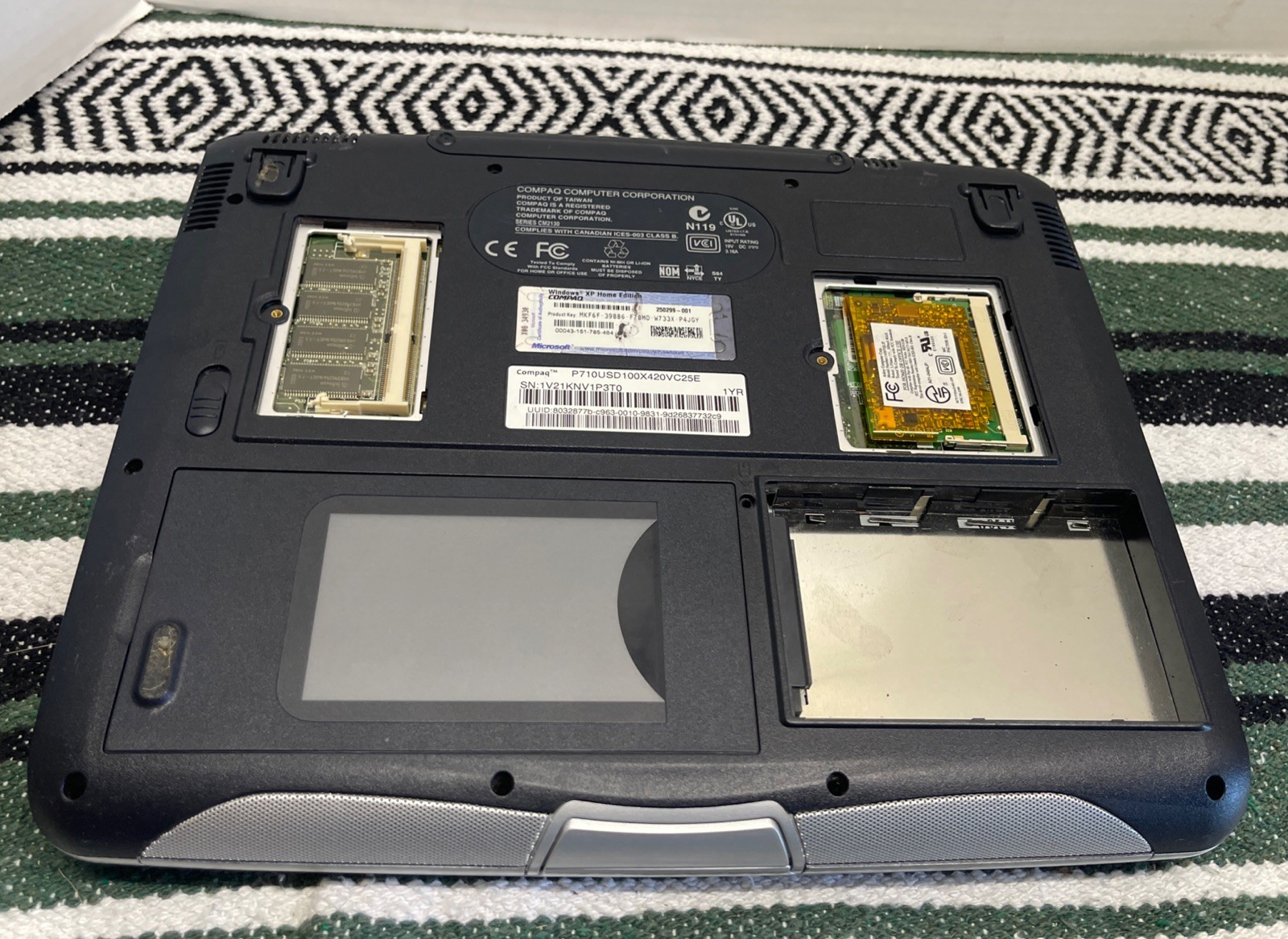 COMPAQ PRESARIO 700 14,1″ AMD DURON 900 MHz For Parts NO HDD/Ram Covers Missing