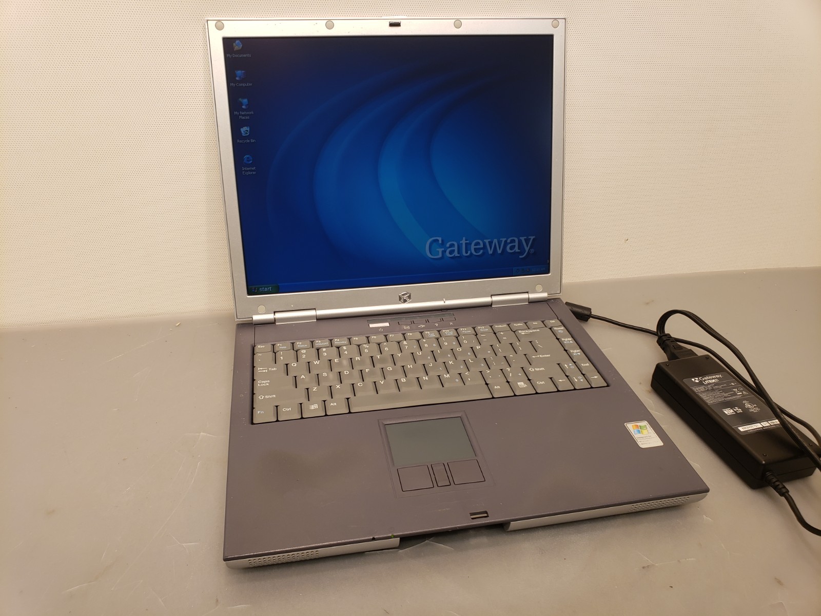 Gateway 450SX4 15″ Laptop Pentium 4 1.6GHz 512MB RAM 60GB HDD, Windows XP **READ
