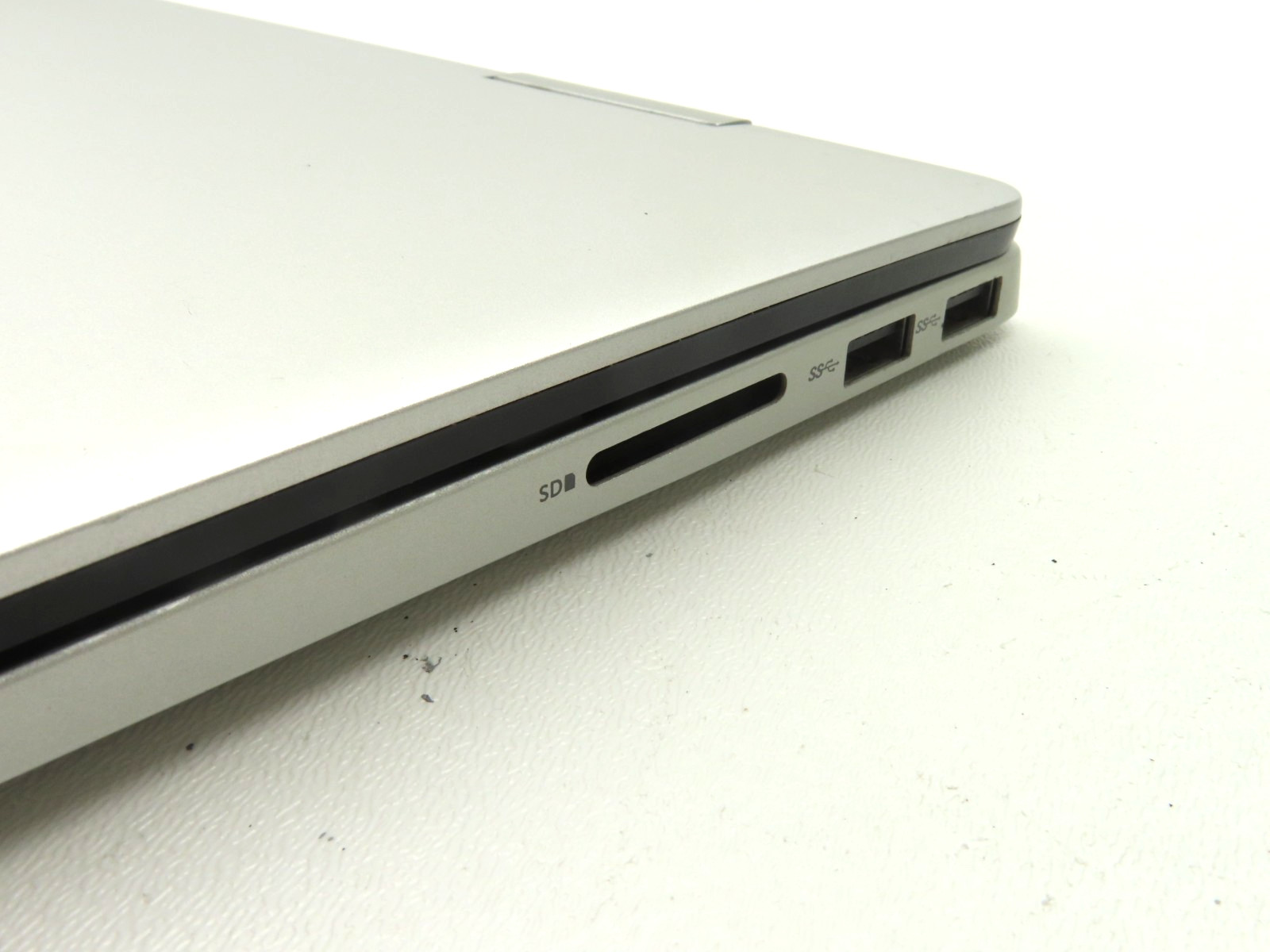 Dell Inspiron 7586 15.6″ Intel Core i5-8265U 1.6GHz 8GB RAM 256GB SSD