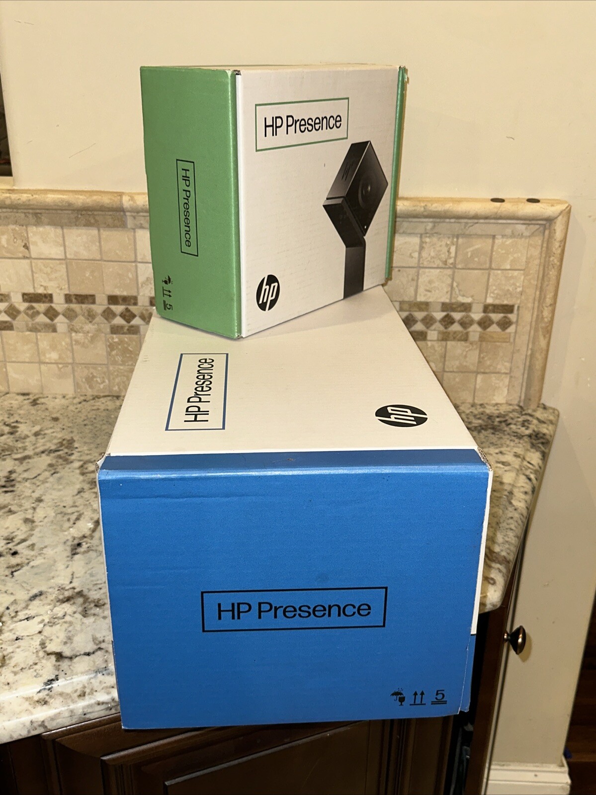 HP Presence control Zoom Rooms + 4K Camera