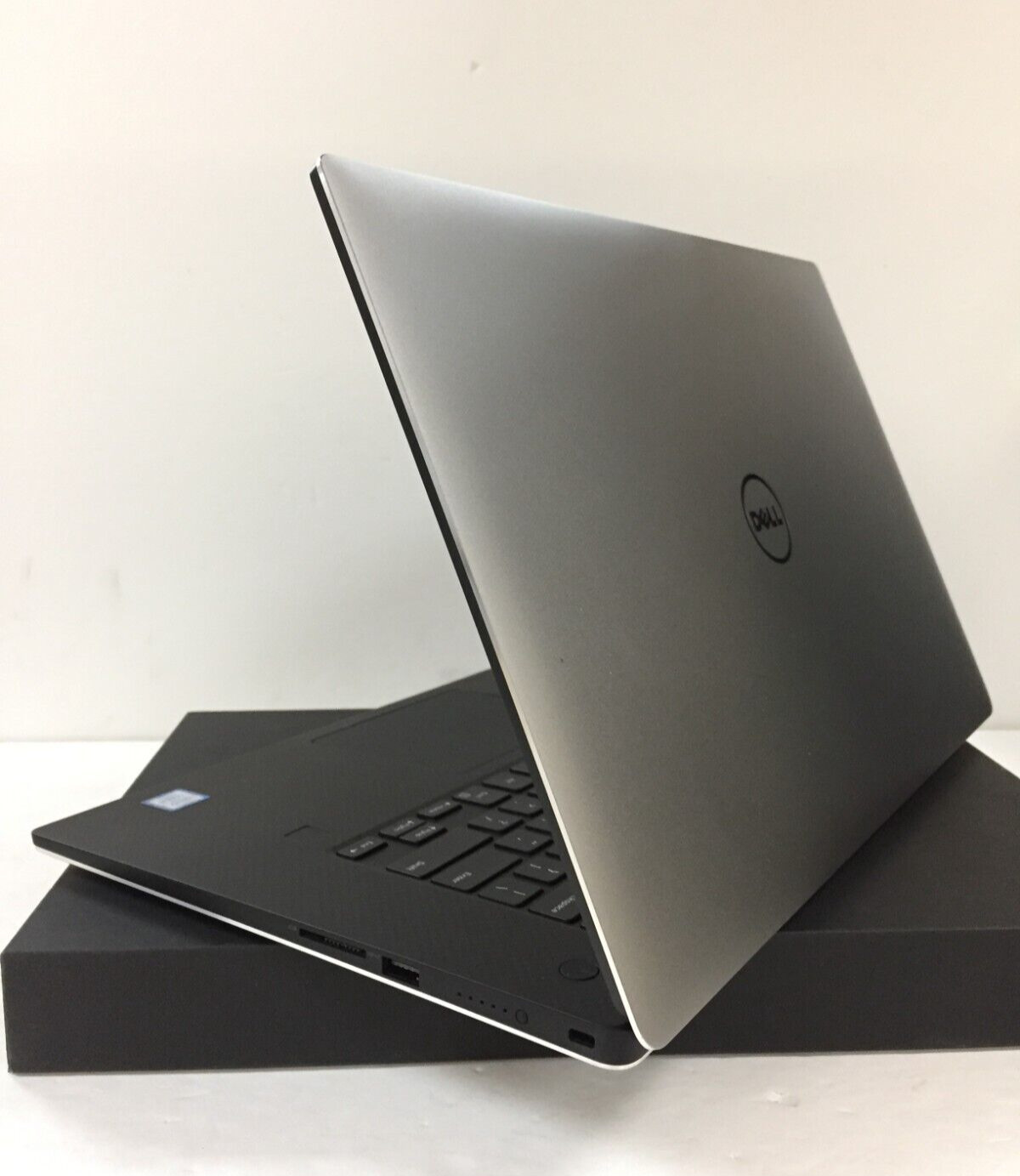 Dell XPS 9560-5000SLV-PUS 15.6 Touch Laptop/i5-7300HQ/8GB/256GB SSD/GTX 1050/W10