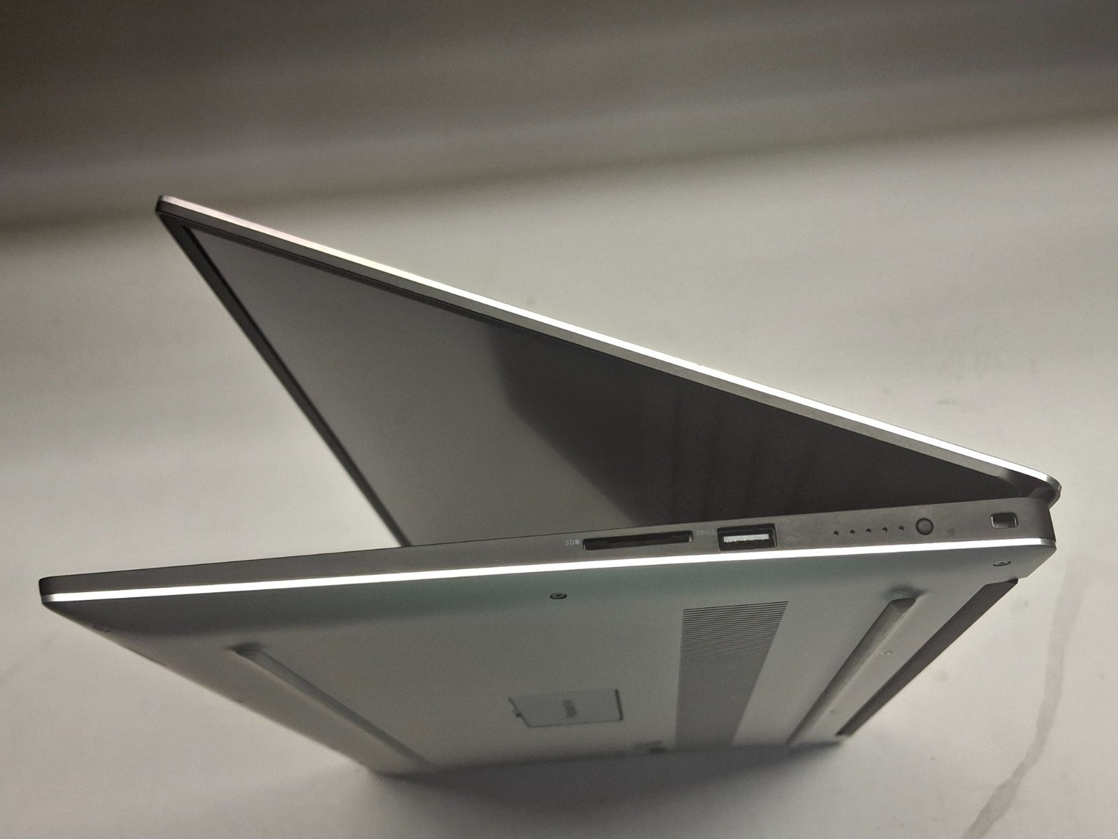 Dell Precision 5540 Intel Core i7-9850H NVIDIA Quadro T1000 32GB 256GB SSD W11P